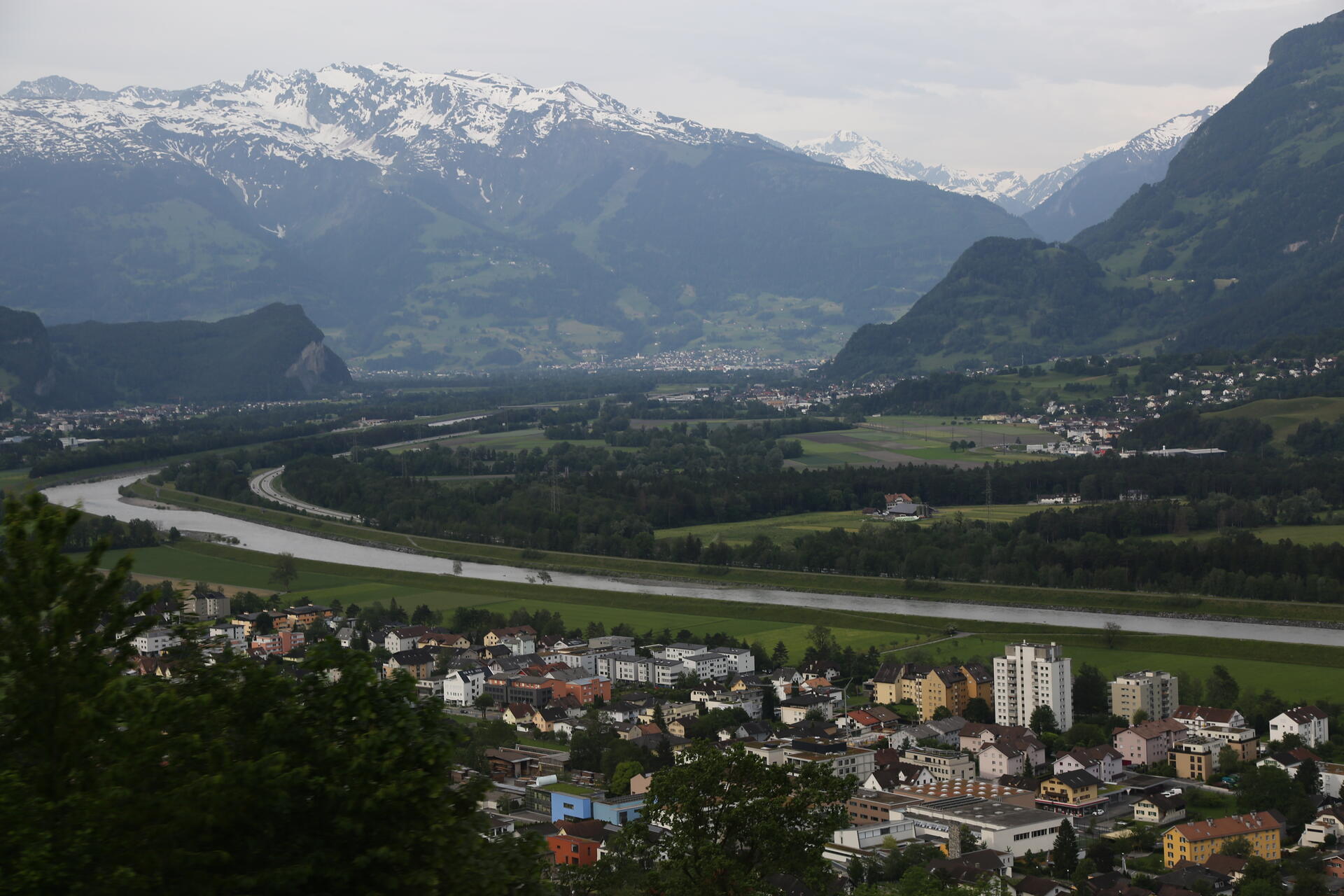 Liechtenstein: il fiume Reno attraversa la vallata fra il Paese e la Svizzera, offrendo un paesaggio di straordinaria bellezza