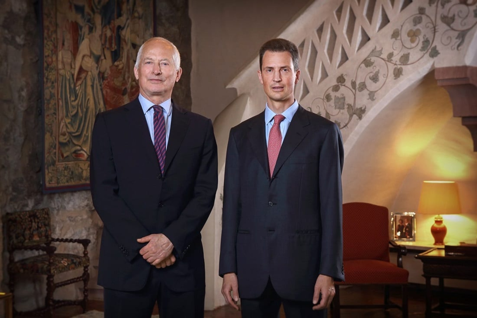 Liechtenstein: il Principe Hans-Adam II e il Principe Ereditario Alois insieme nel castello di Vaduz
