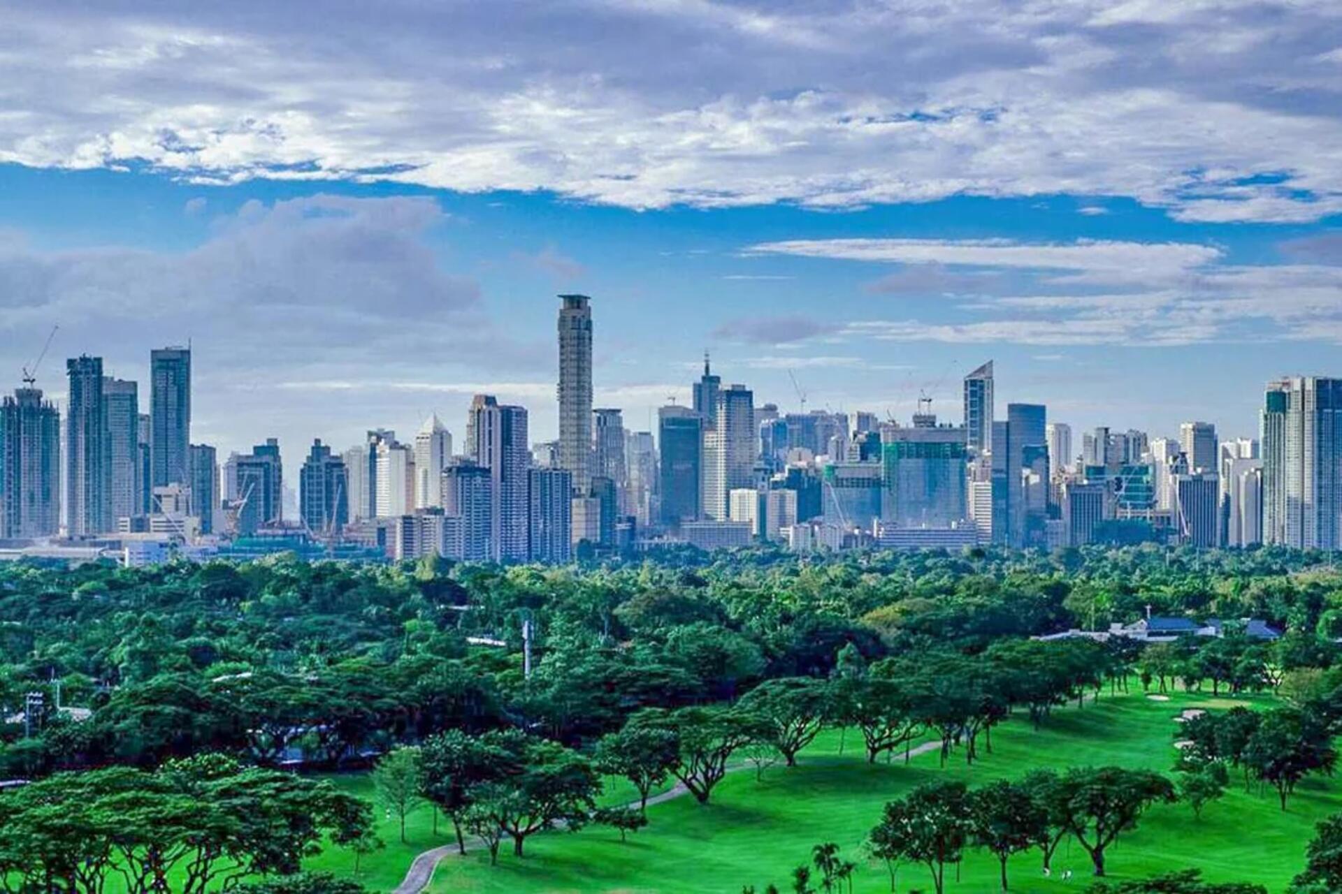 Filippine in crescita: il profilo urbano di Manila, illuminato dalle prime luci del giorno, ne riflette il rapido sviluppo