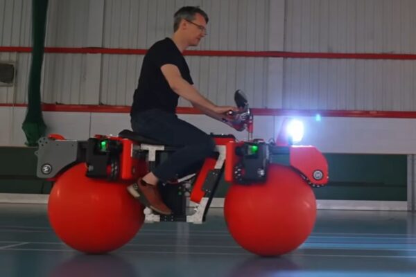Una moto rivoluzionaria con ruote sferiche: l’idea di James Bruton