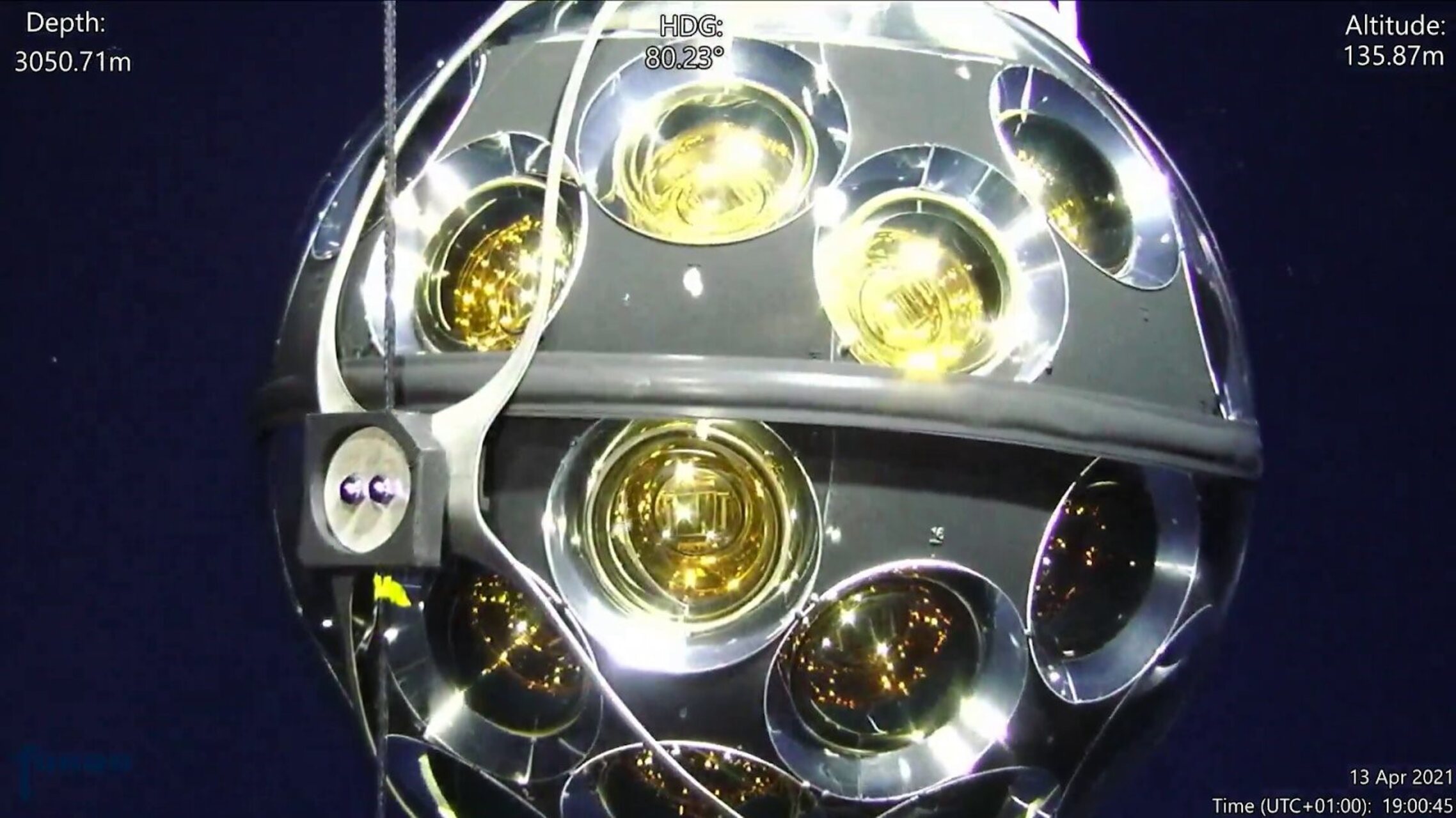 KM3NeT: un modulo ottico immerso nelle profondità marine, parte del telescopio sottomarino