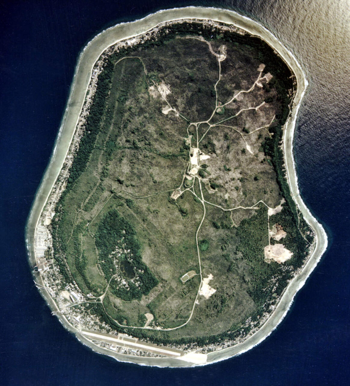 Nauru: l'interno di Nauru è segnato da pinnacoli calcarei, risultato di decenni di sfruttamento dei giacimenti di fosfati, che hanno reso gran parte del territorio inabitabile
