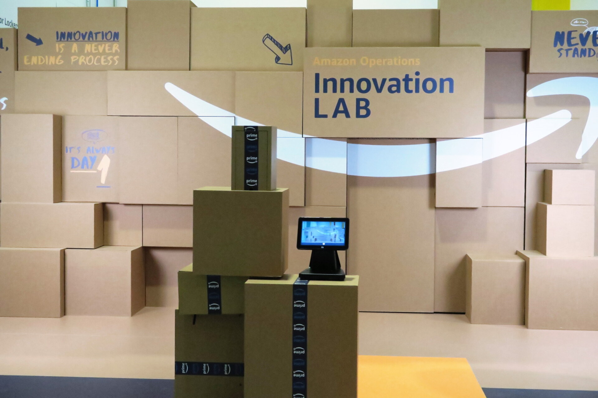 Amazon: nell'Innovation Lab di Vercelli, sistemi automatizzati gestiscono lo stoccaggio dei pacchi, ottimizzando lo spazio e riducendo i tempi