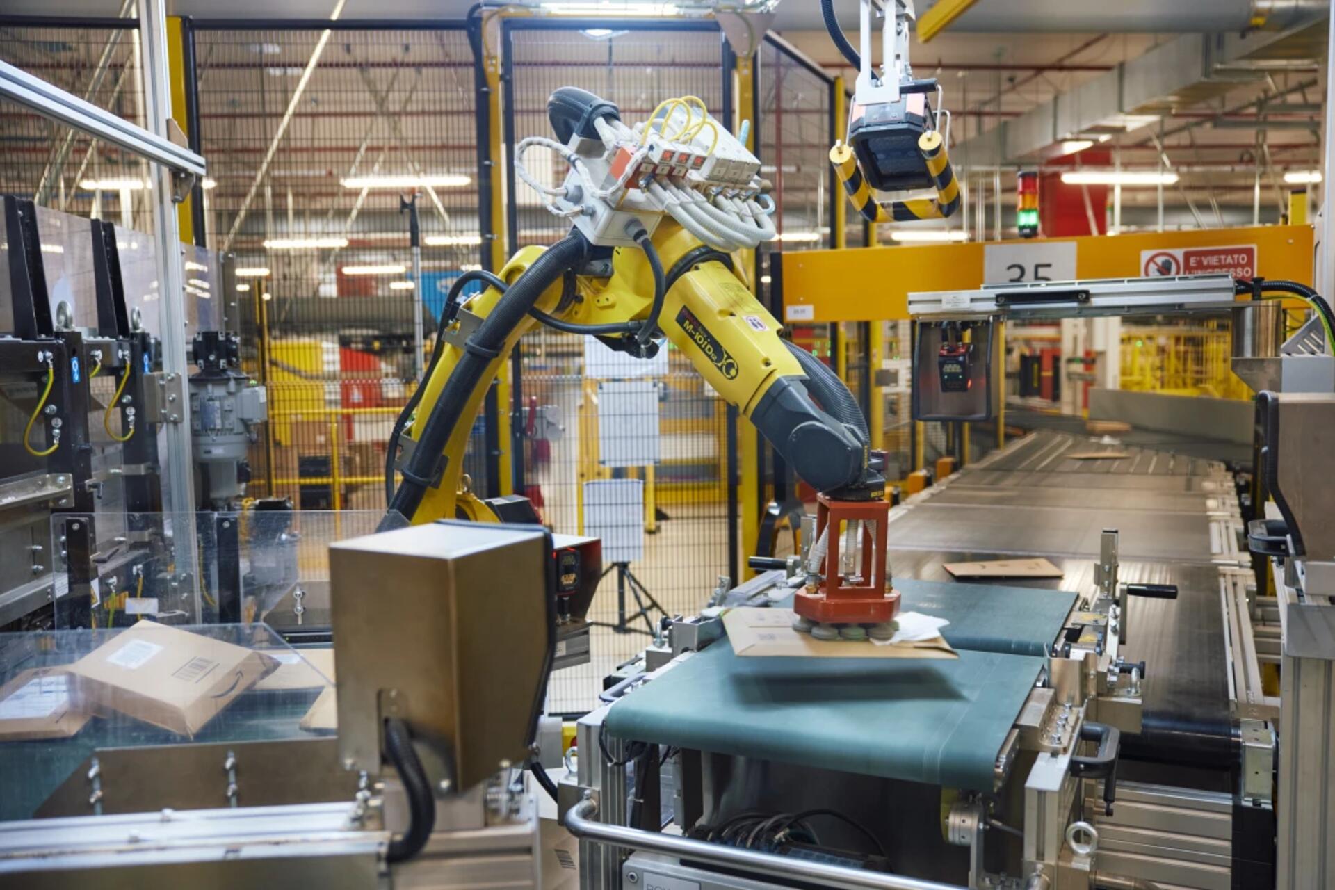 Amazon: i robot autonomi in fase di test presso l’Innovation Lab di a Vercelli sono progettati per supportare gli operatori nelle attività