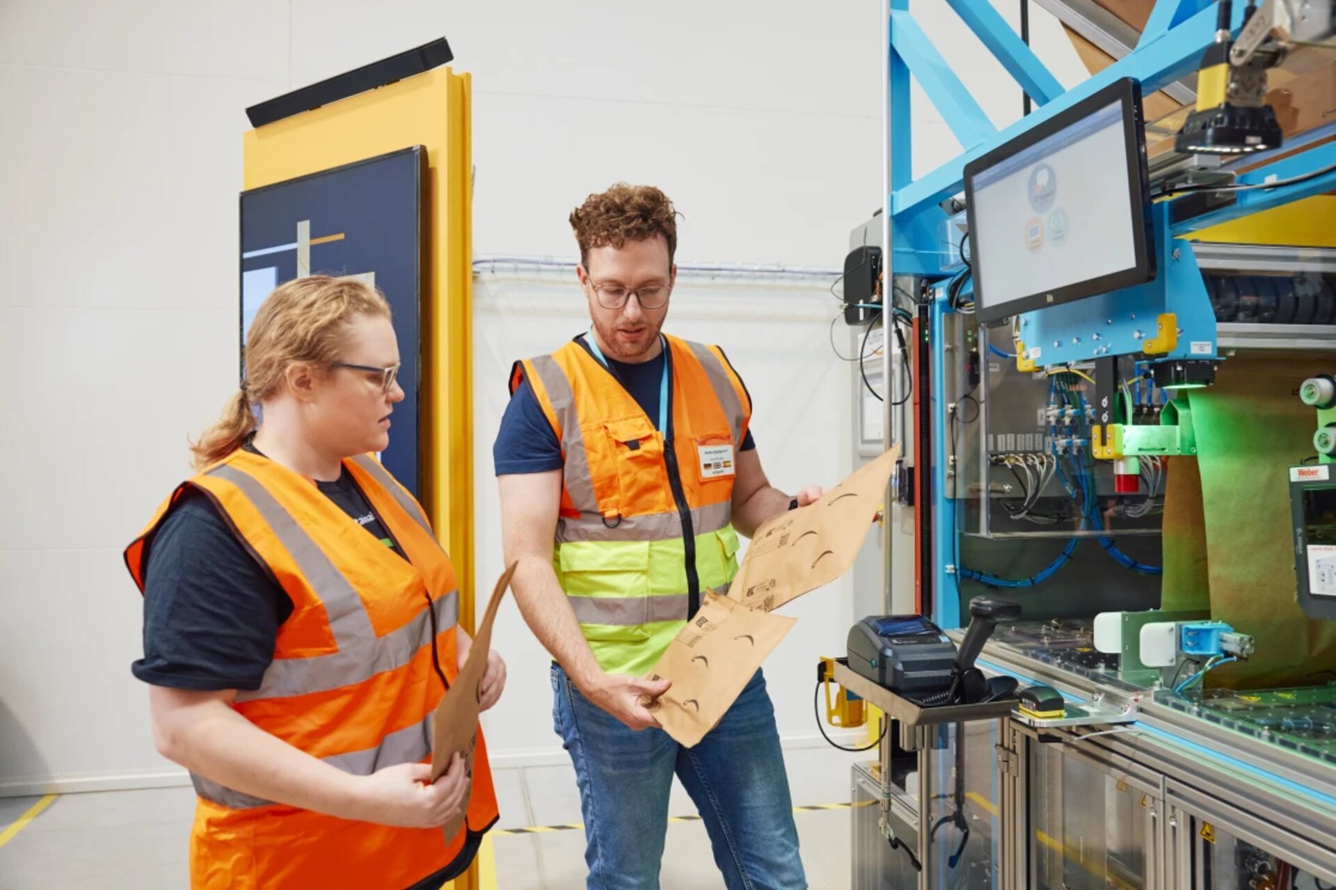 Amazon: i tecnici altamente specializzati dell’Innovation Lab monitorano in tempo reale il funzionamento dei sistemi robotici
