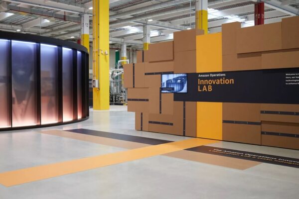Amazon, inaugurato a Vercelli il primo Innovation Lab europeo