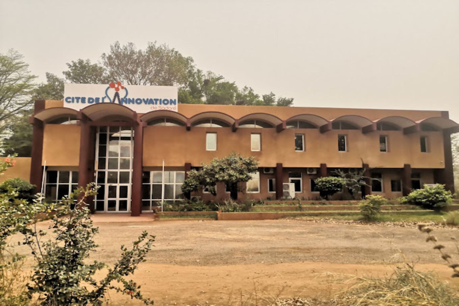 Cité de l’Innovation: essa comprende 15 uffici, 5 sale riunioni, 9 sale d'acqua a sud di Niamey