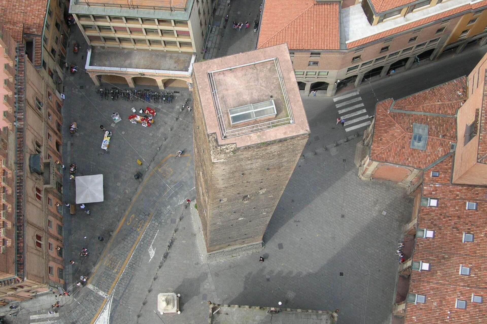 Garisenda: in Piazza di Porta Ravegnana, si erge accanto alla celebre Torre degli Asinelli