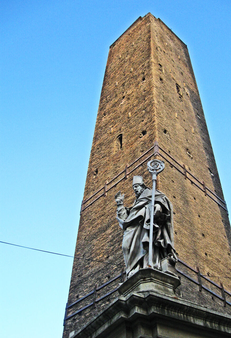 Garisenda: in Piazza di Porta Ravegnana, si erge accanto alla celebre Torre degli Asinelli