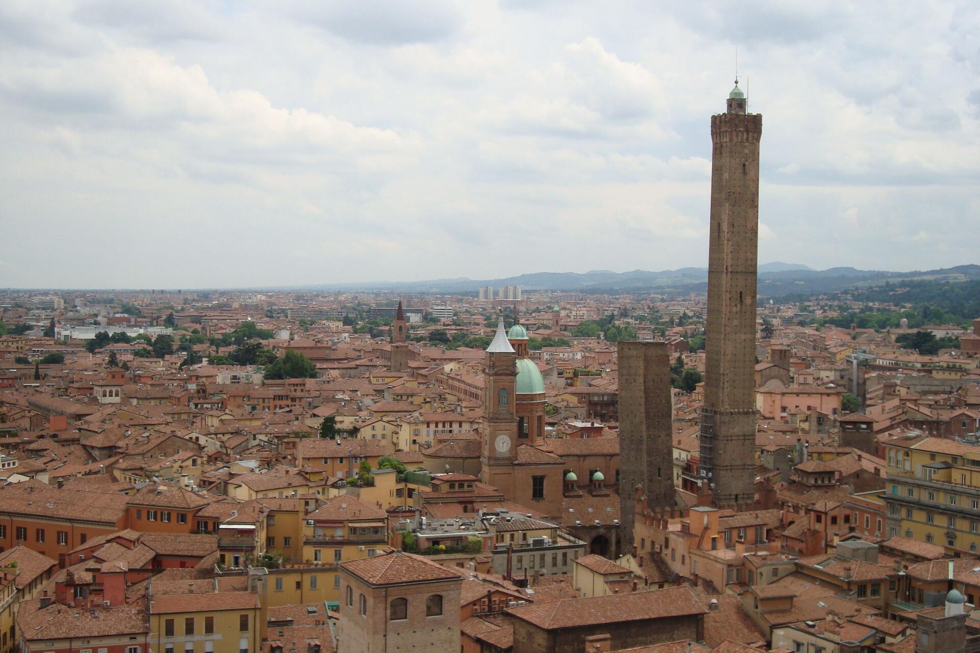 Garisenda: in Piazza di Porta Ravegnana, si erge accanto alla celebre Torre degli Asinelli
