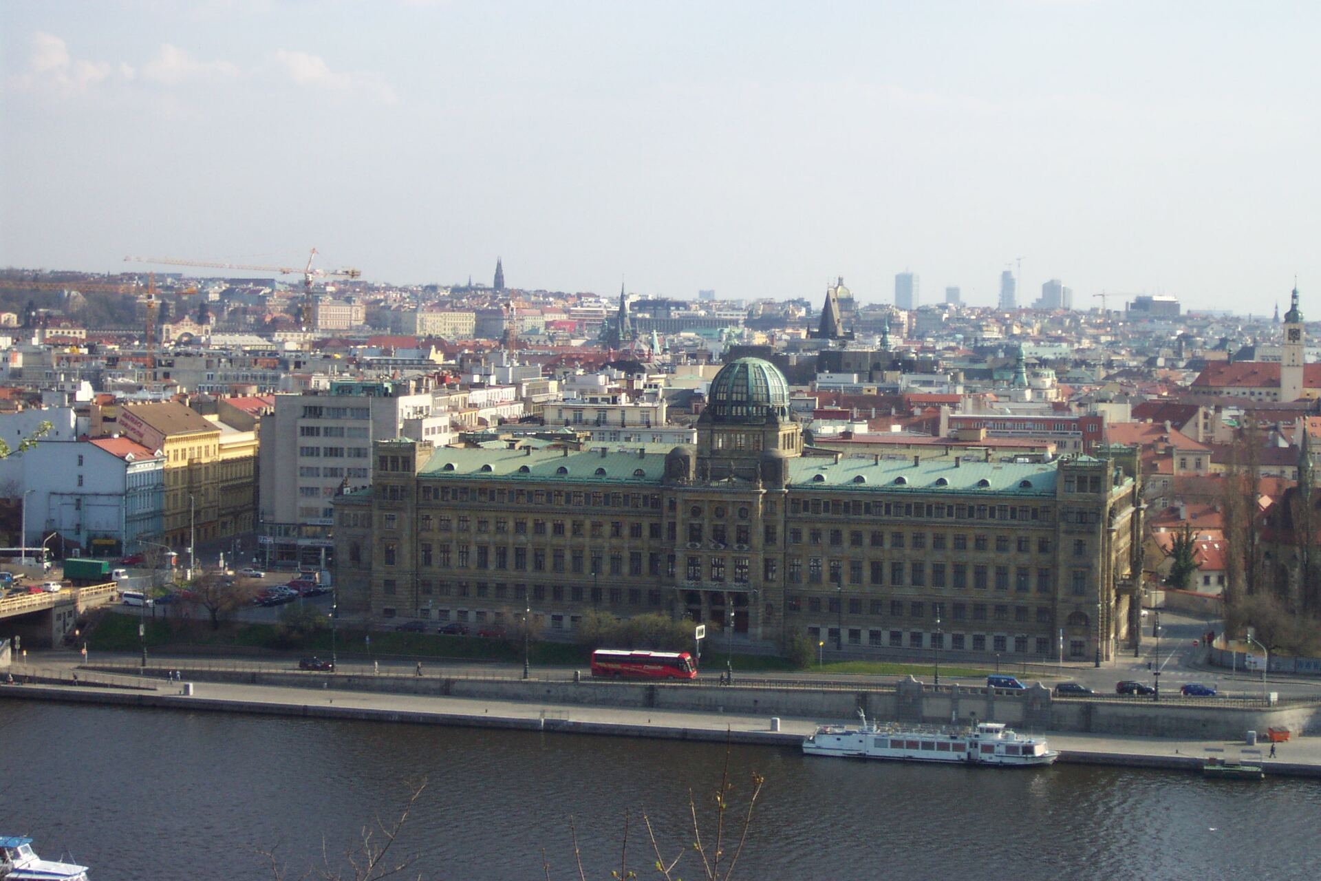 Repubblica Ceca: il Ministero dell'Industria e del Commercio sulle rive del fiume a Praga