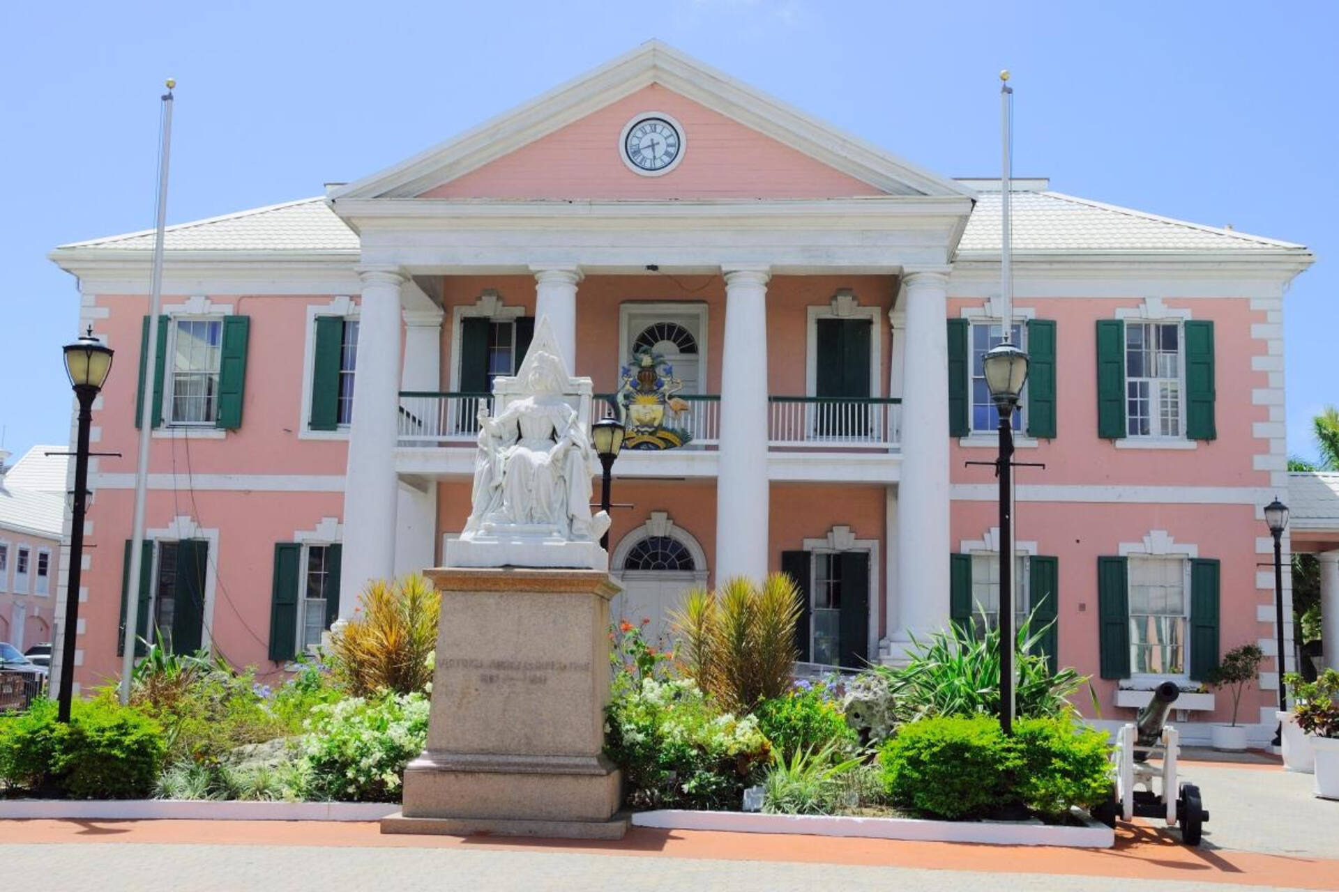 Bahamas: situato nel centro di Nassau, l’Edificio del Parlamento delle Bahamas è un’icona storica dal caratteristico colore rosa coloniale
