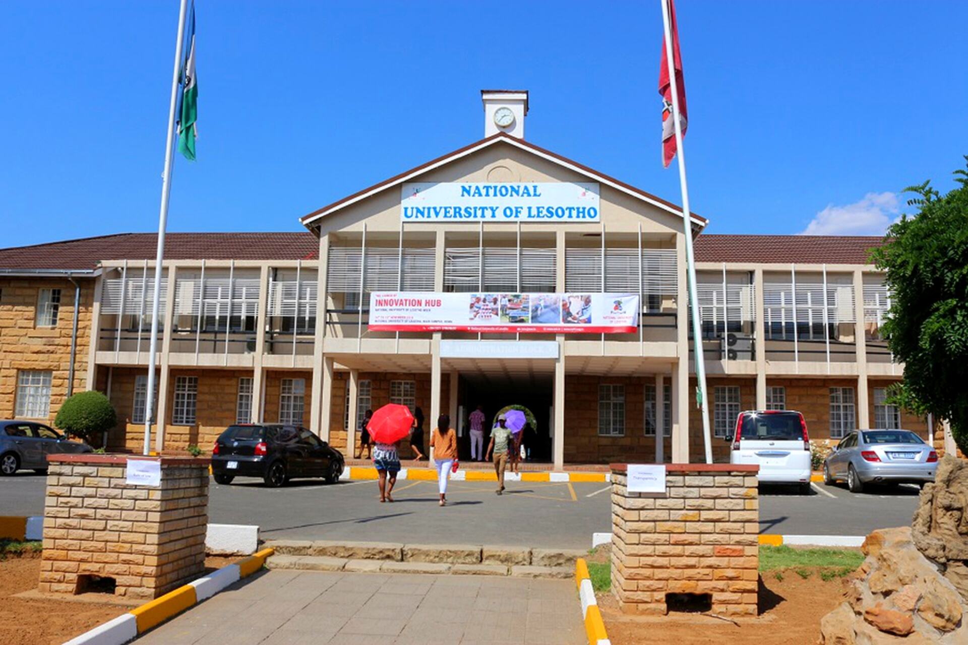 NUL Innovation Hub: all’ingresso dell’Università Nazionale del Lesotho, uno striscione annuncia con orgoglio il cuore pulsante dell’innovazione e dell’imprenditorialità