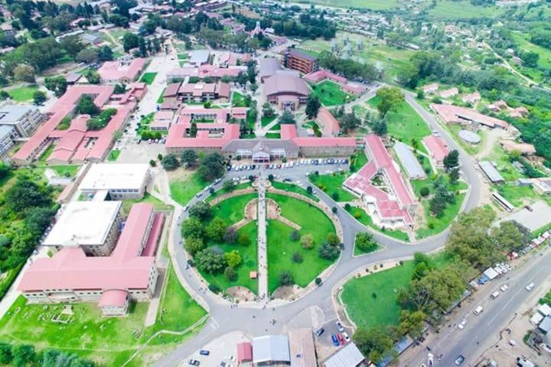 NUL Innovation Hub: una vista aerea dell’Università Nazionale del Lesotho e della sede del parco scientifico e tecnologico mostra un campus in continua evoluzione