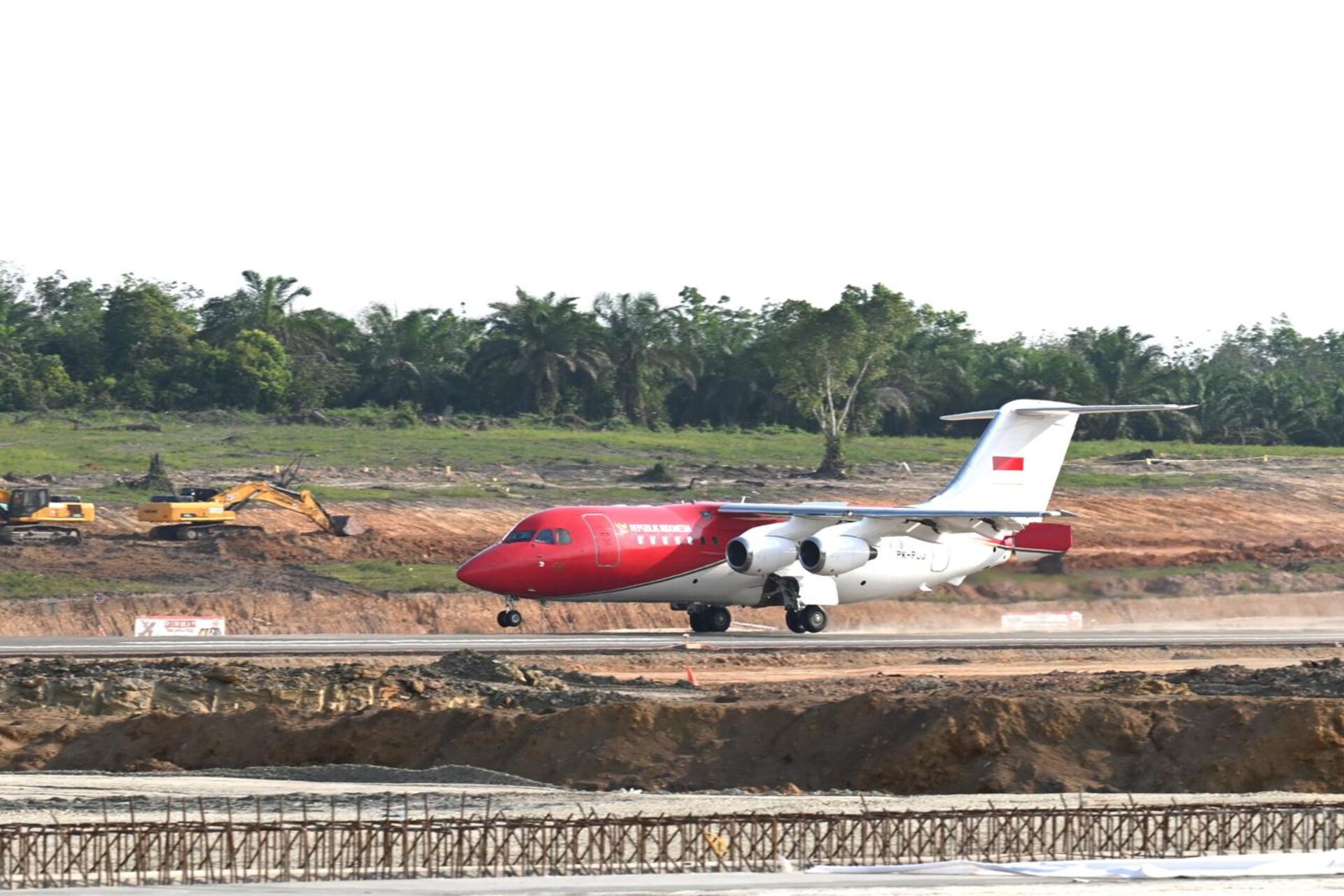 Nusantara: l’aereo di Stato del Presidente dell’Indonesia, parcheggiato sulla pista dell’aeroporto