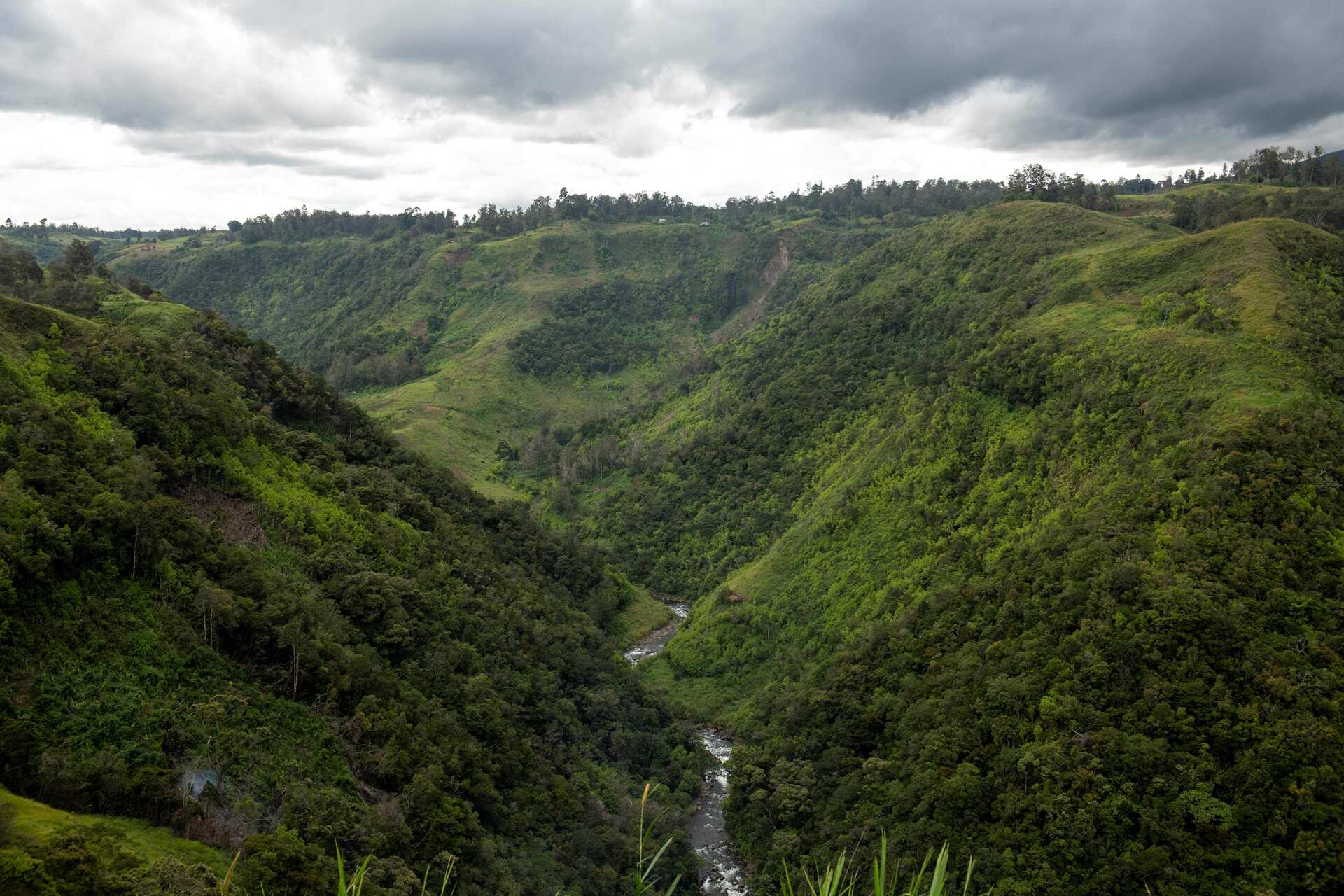 Papua Nuova Guinea: un fiume scorre nella provincia degli Altipiani occidentali del Paese asiatico, in una zona ricca di foreste pluviali e di popolazione