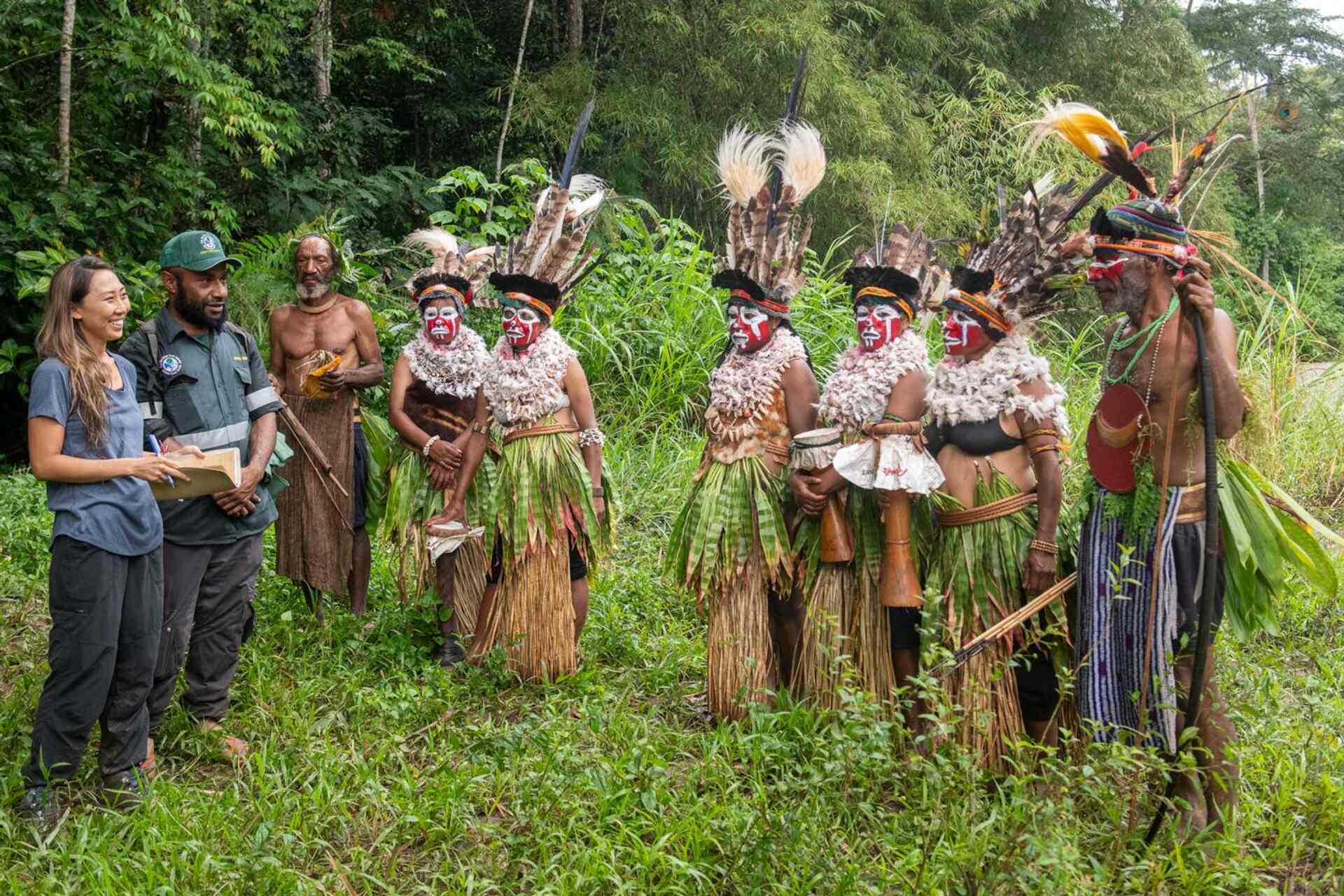 Papua Nuova Guinea: personale della FAO collabora con i membri del clan Pundbe vicino al cantiere dell’Inventario Forestale Nazionale