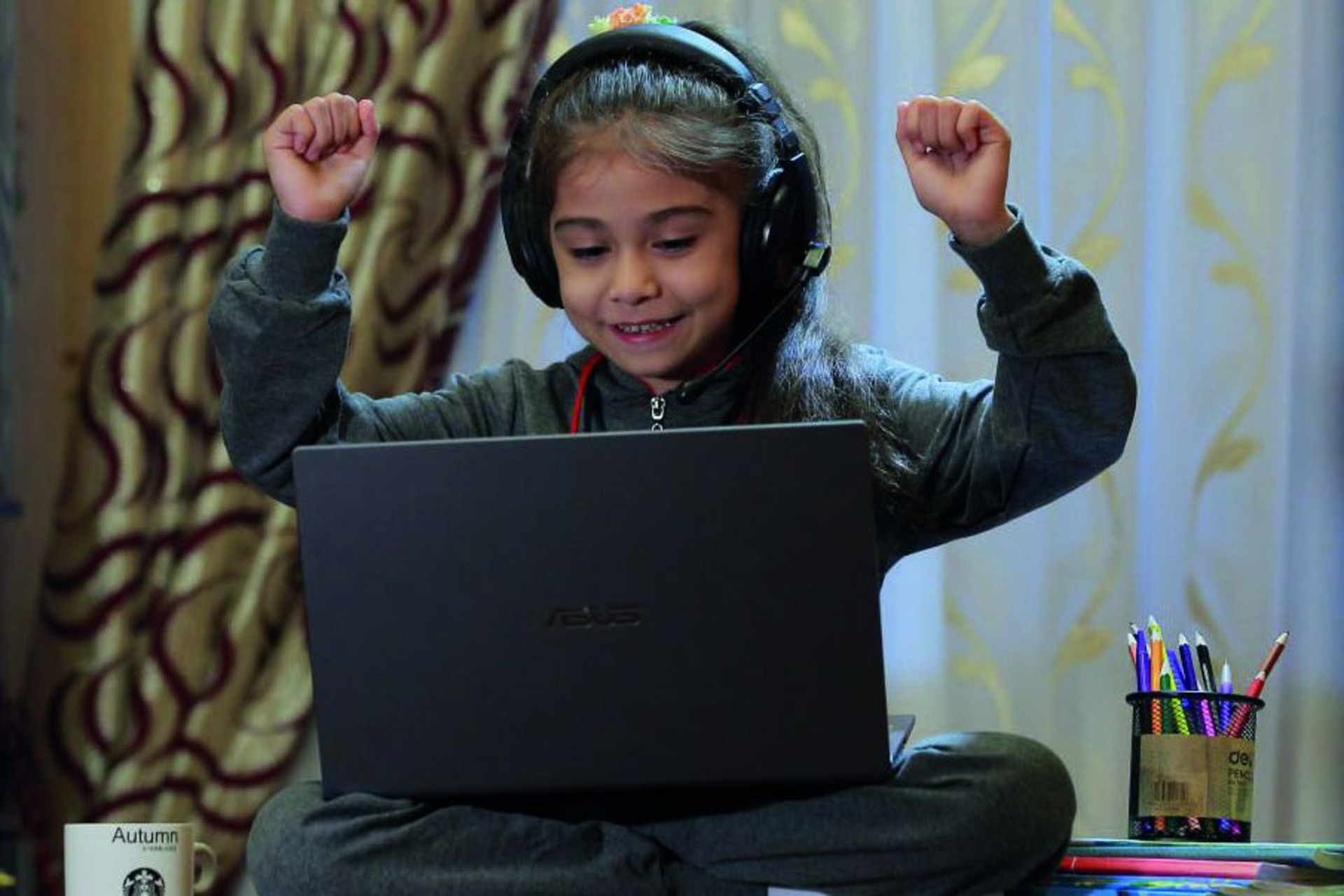 Istruzione uzbeka: "Ora posso imparare ovunque!", sembra dire questa alunna mostrando il suo laptop