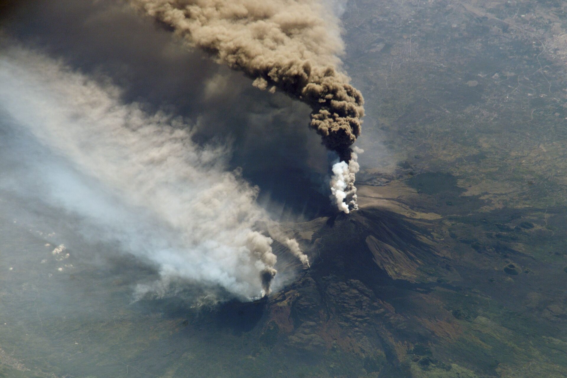 Etna: dalla Stazione Spaziale Internazionale, appare come un gigante infuocato che erutta lava e gas da tre crateri simultaneamente