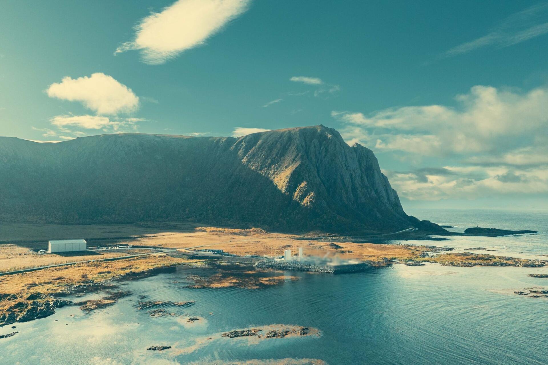 Andøya: vista dal mare della piattaforma di lancio in estate