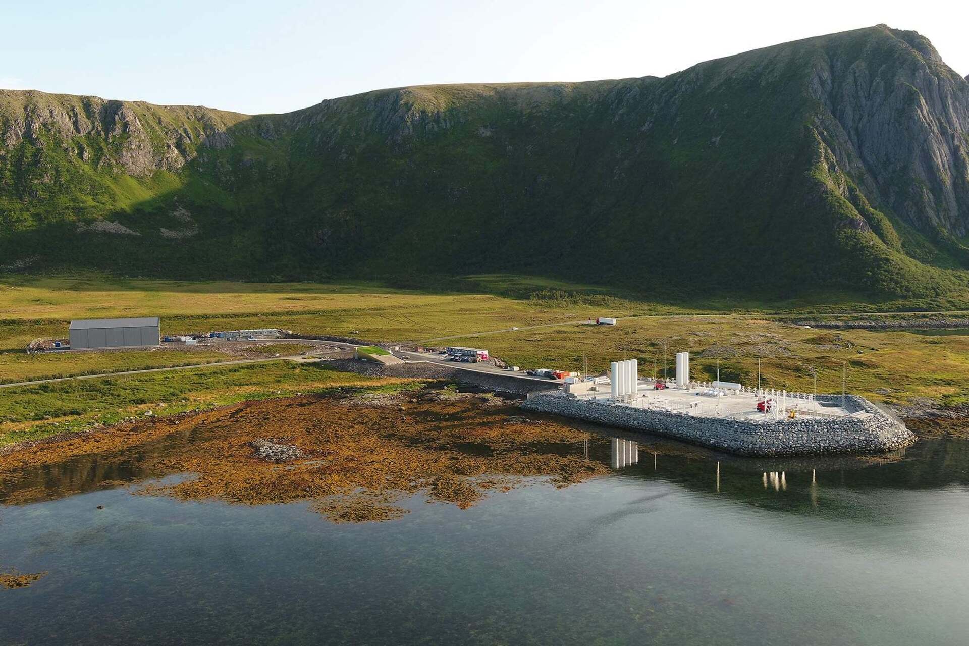 Andøya: vista dal mare della piattaforma di lancio in estate