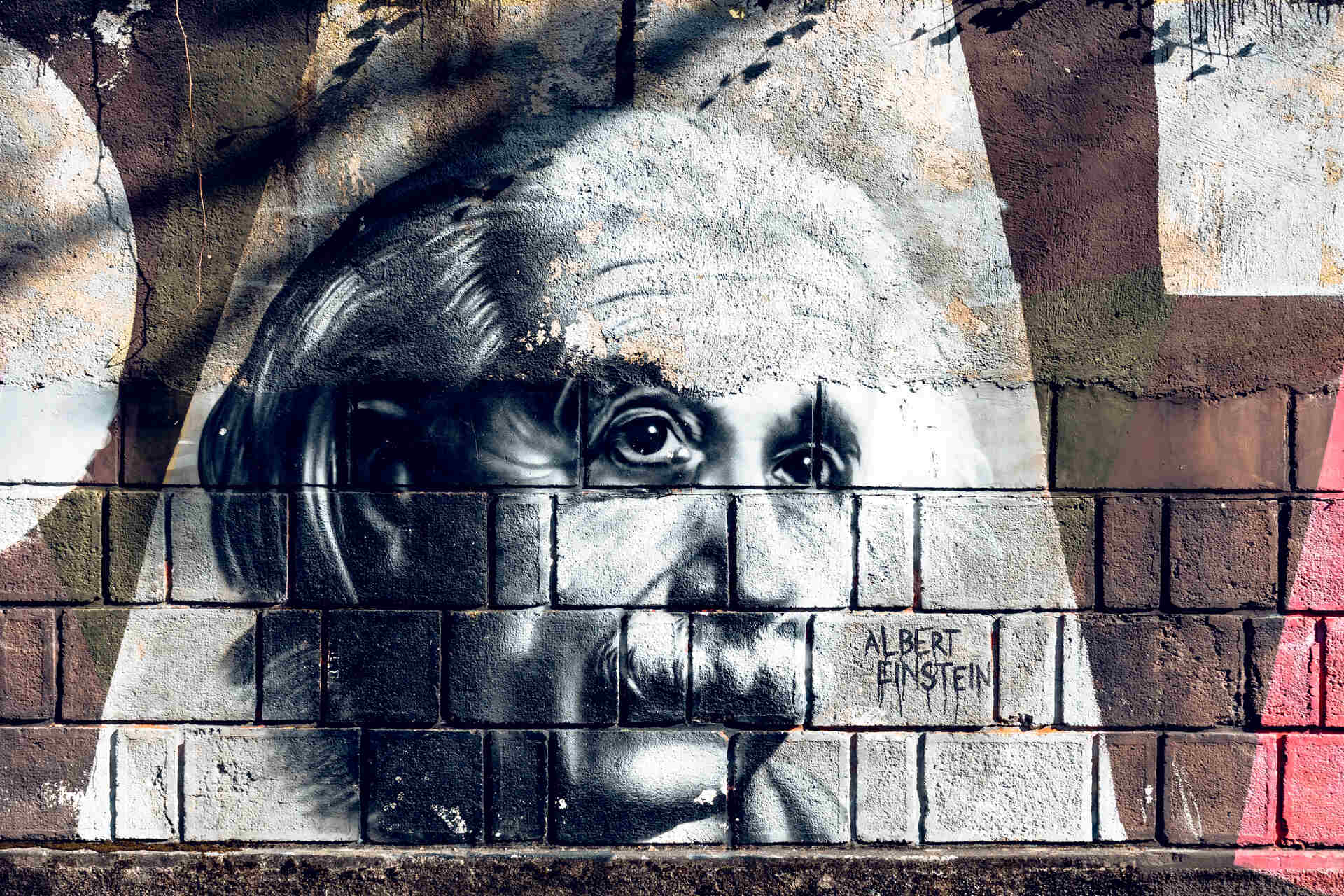 Albert Einstein: numerosi murales in tutto il mondo gli rendono omaggio come icona della cultura pop e simbolo dell’ingegno umano