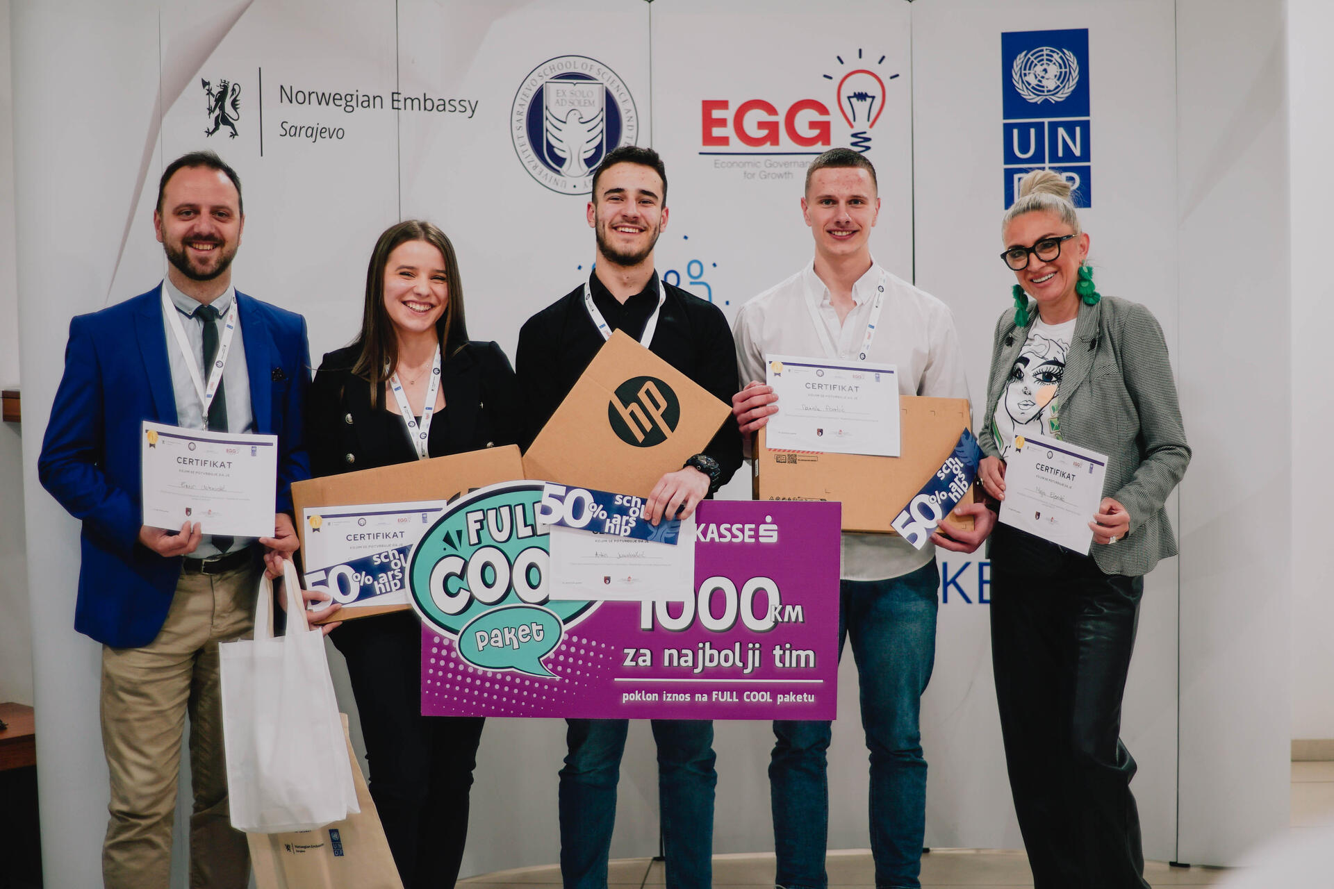 Bosnia ed Erzegovina: Sarah Čardaković, Namik Fazlić e Adin Jusubašić, studenti del Centro Scolastico Superiore di Vogošća, hanno ideato l’Edu Tech Desk
