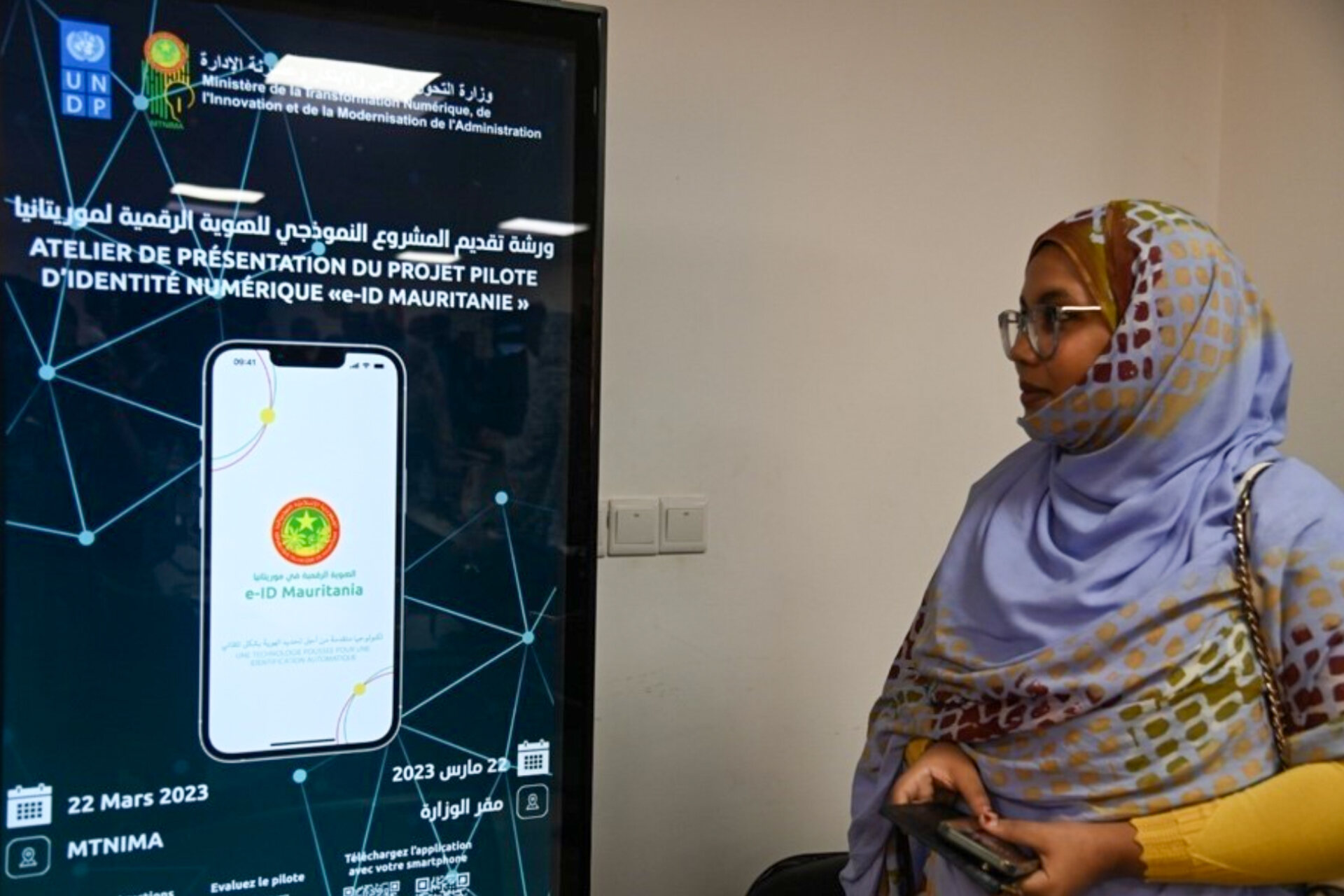 Mauritania: una cittadina utilizza la App e-ID Mauritanie per accedere a servizi governativi: l’autenticazione biometrica tramite selfie consente un’interazione rapida e sicura