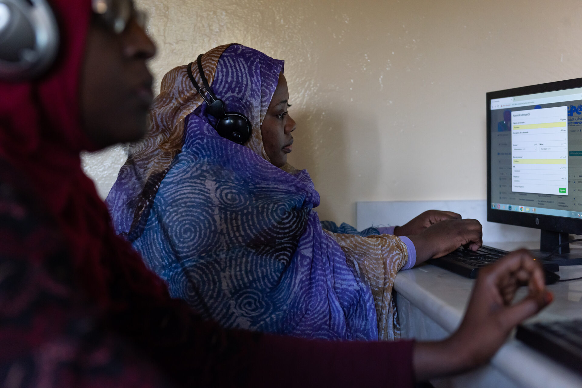 Mauritania: a Nouakchott, una donna consulta i servizi pubblici da un computer: il piano di trasformazione digitale del Paese del Sahel mira a garantire pari opportunità di accesso