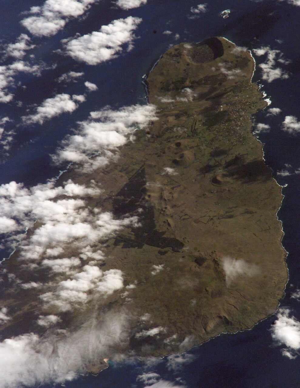 Rapa Nui: vista dall’alto rivela il suo isolamento nell’immensità dell’Oceano Pacifico tra vulcani spenti e scogliere a picco sul mare