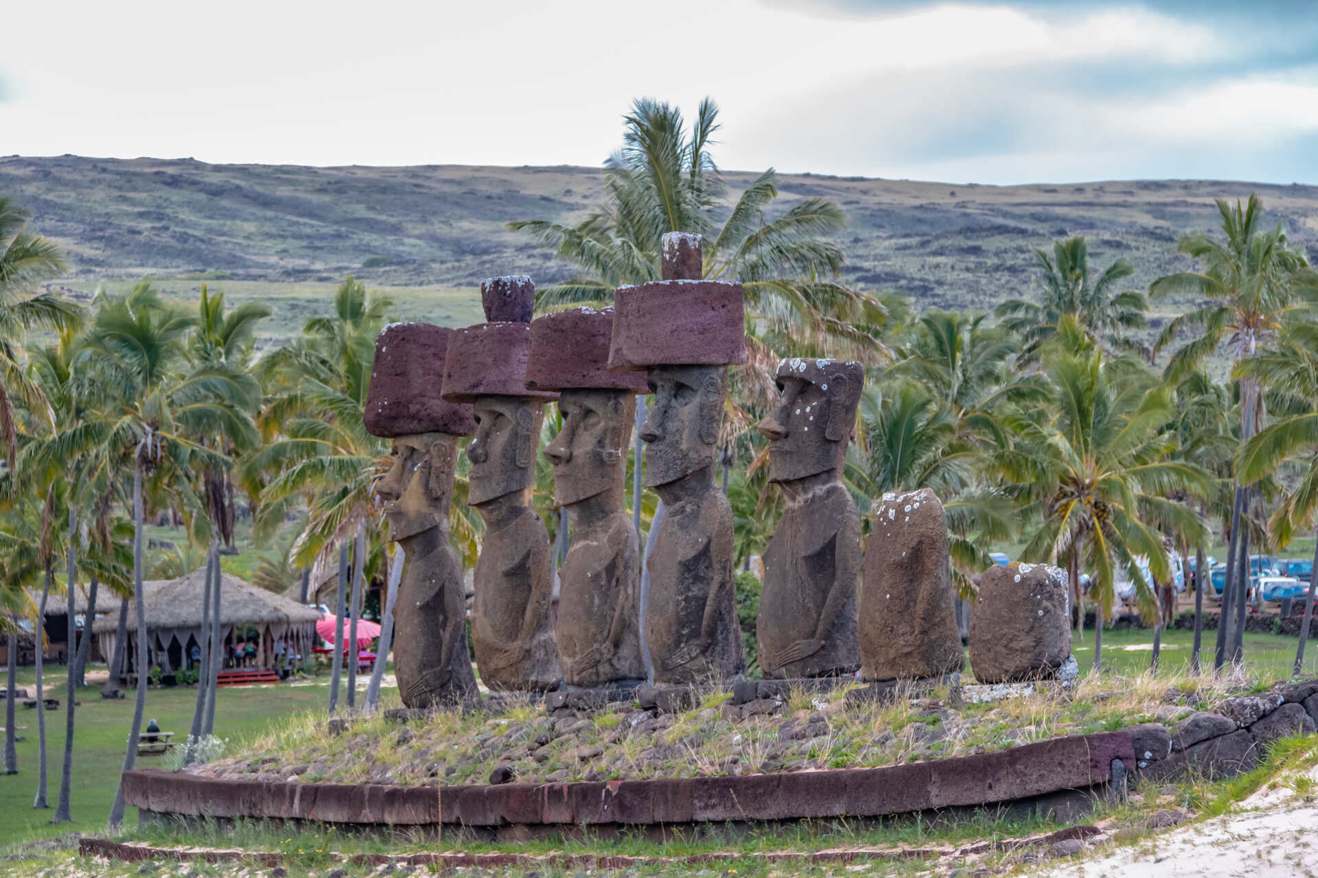 Rapa Nui: nei pressi di Hanga Roa, principale centro abitato dell'Isola di Pasqua, imponenti moai dominano il paesaggio