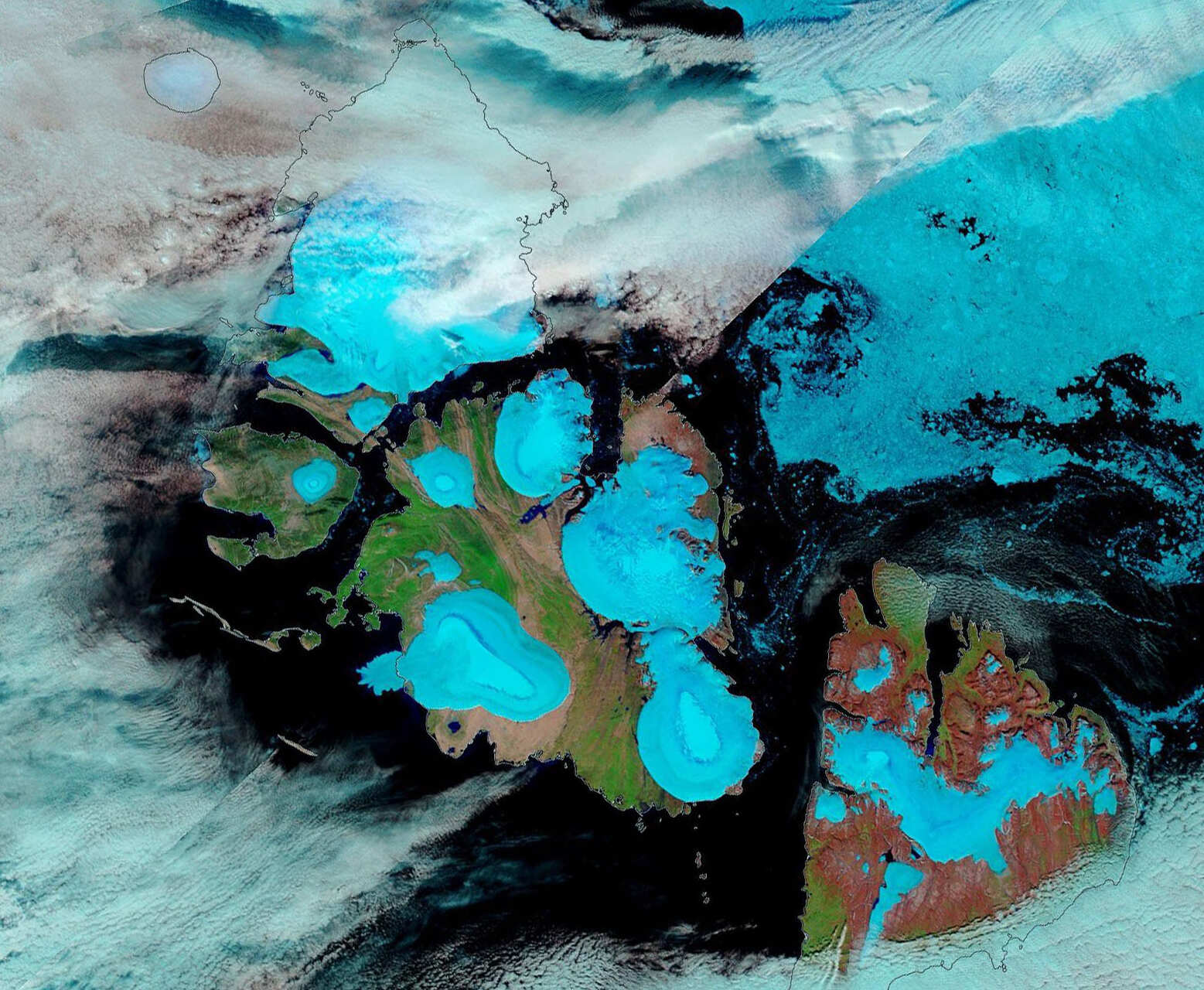 Severnaja Zemlja: dall’alto, l'arcipelago appare come un frammento di ghiaccio e roccia in mezzo all’Artico
