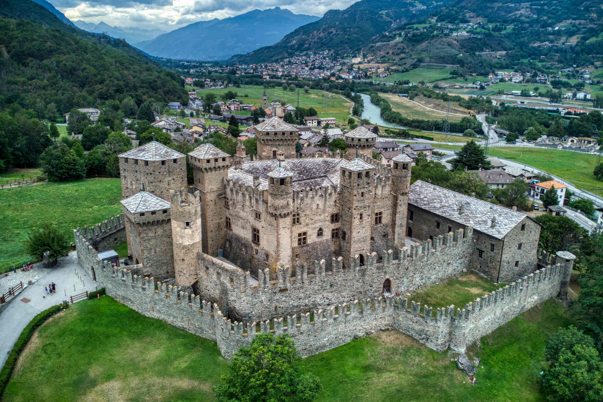 Patrimonio culturale aostano: l'iconografico castello di Fénis