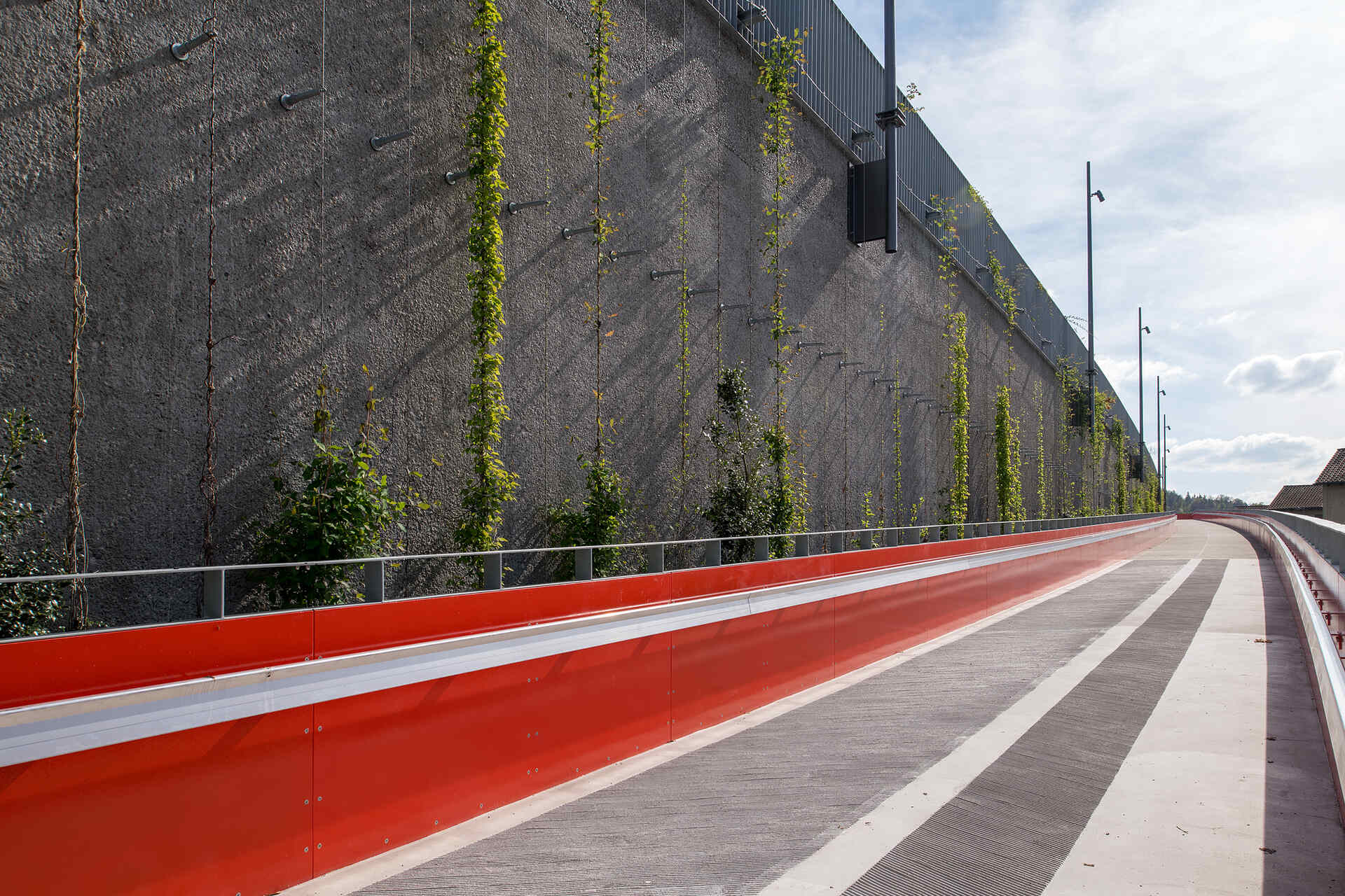 Il nuovo Überlandpark è il cuore verde di Schwamendingen, sorto sopra una galleria fonoassorbente che riduce l’inquinamento e restituisce spazio ai cittadini. Un esempio concreto di infrastruttura resiliente a beneficio dell’ambiente urbano