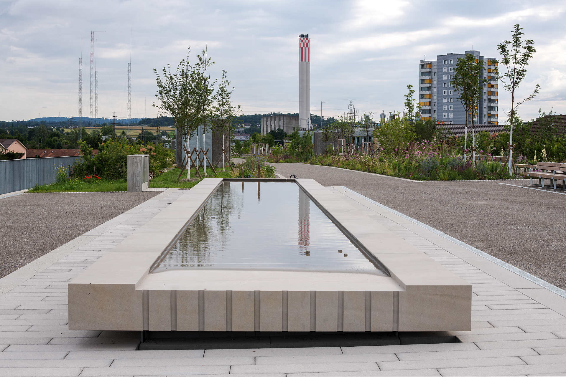 L’Überlandpark di Zurigo è un modello di verde urbano sopraelevato. Ospita piante autoctone, percorsi ciclabili e aree gioco, favorendo l’inclusione e la mobilità sostenibile. È tra i primi esempi europei di parco costruito su una grande infrastruttura viaria