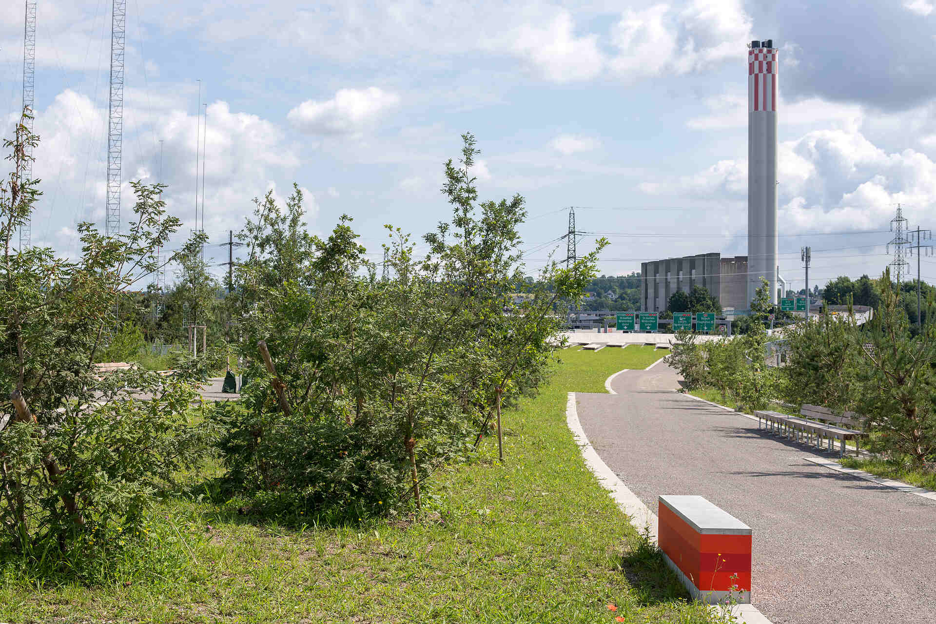 Con oltre 120.000 veicoli al giorno sotto i piedi, l’Überlandpark rappresenta una rivoluzione urbana: un chilometro di parco lineare che abbatte il rumore e favorisce la biodiversità, creando un corridoio ecologico tra le vie della città