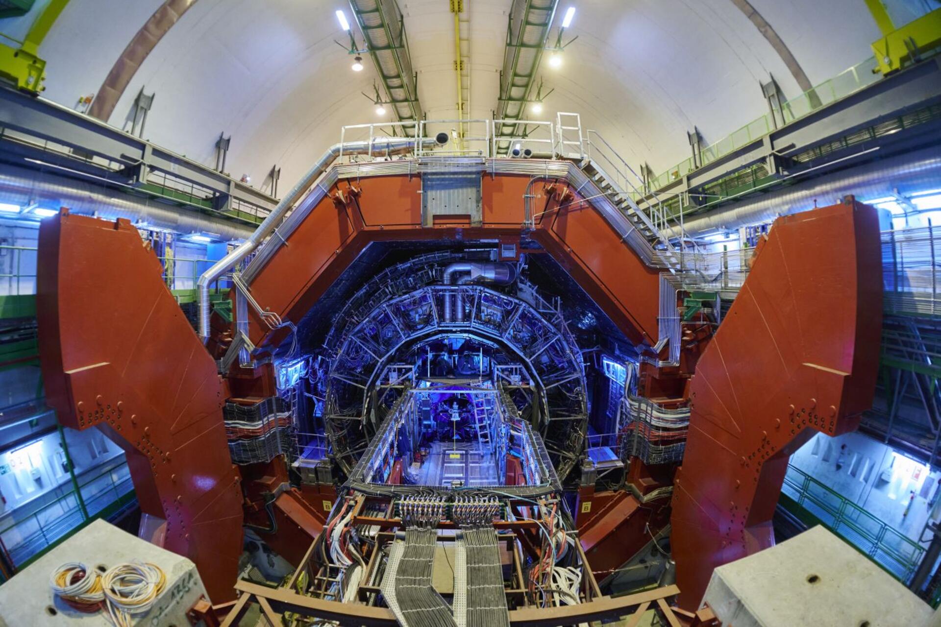 Piombo in oro: ALICE esplora le condizioni dell’universo primordiale ricreando il plasma di quark e gluoni, uno stato della materia esistente appena dopo il Big Bang
