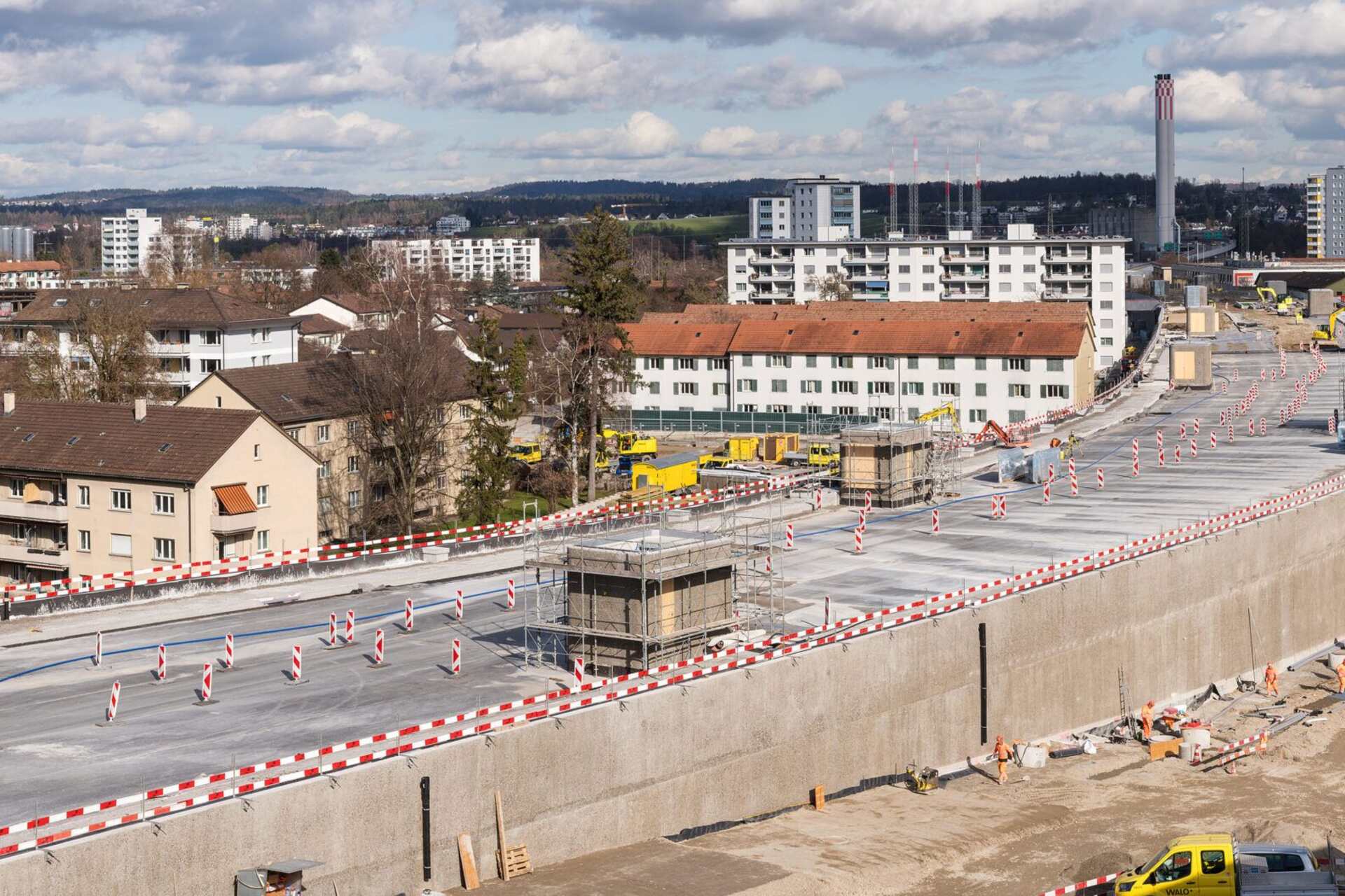 Tra alberi, fiori selvatici e piste ciclabili, l’Überlandpark è oggi simbolo di rigenerazione urbana a Zurigo. Un'opera che ha ricucito il tessuto sociale di Schwamendingen, trasformando un'infrastruttura in uno spazio pubblico condiviso