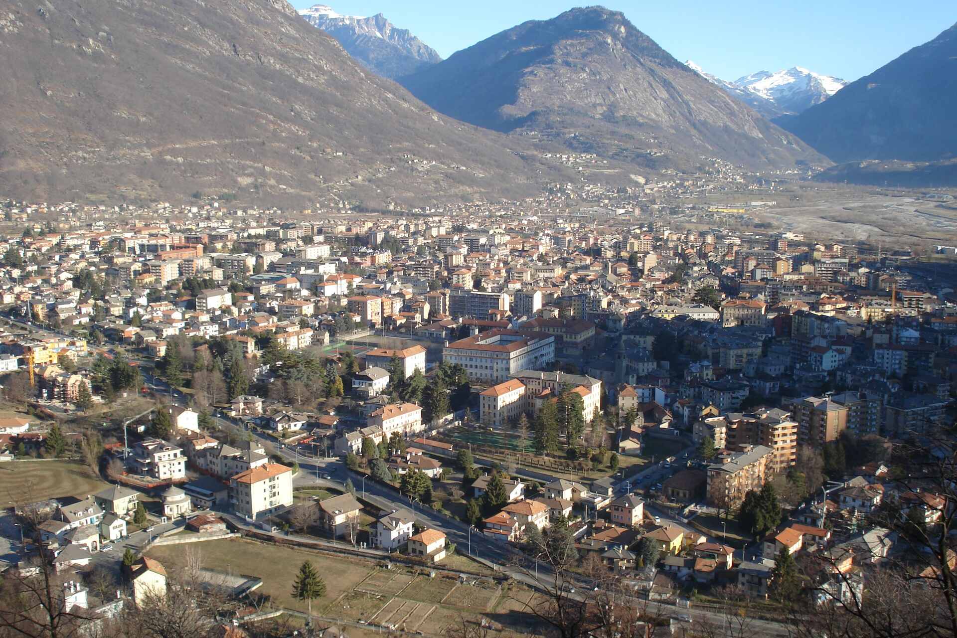 Domodossola: un nuovo approccio al decoro urbano grazie a pietrischetto di cava e resina trasparente che valorizzano il territorio e riducono gli sprechi