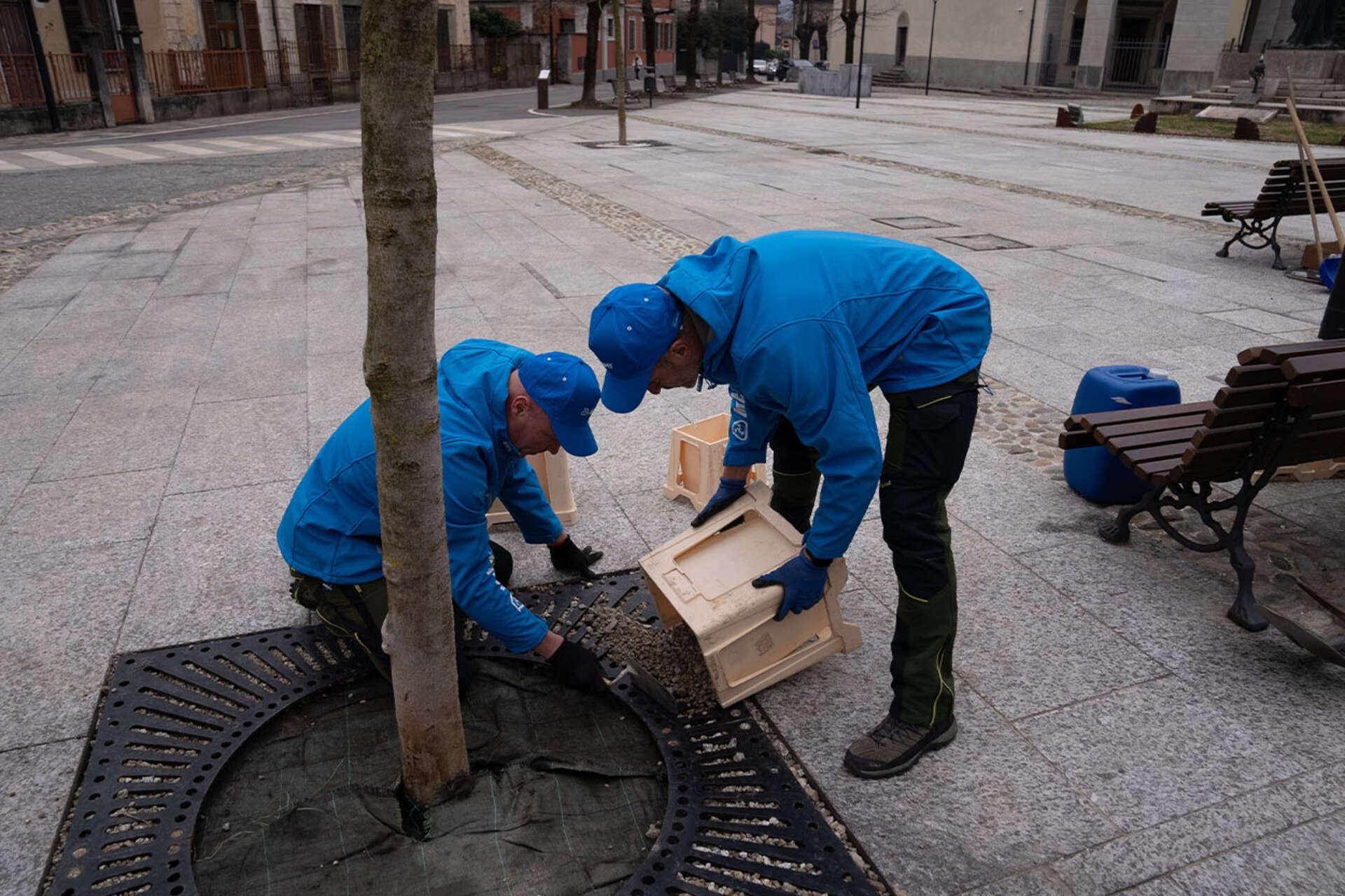 Domodossola: le aiuole di via Guglielmo Marconi si rinnovano con pietrischetto e resina drenante, riducendo l’impatto ambientale e migliorando la qualità urbana