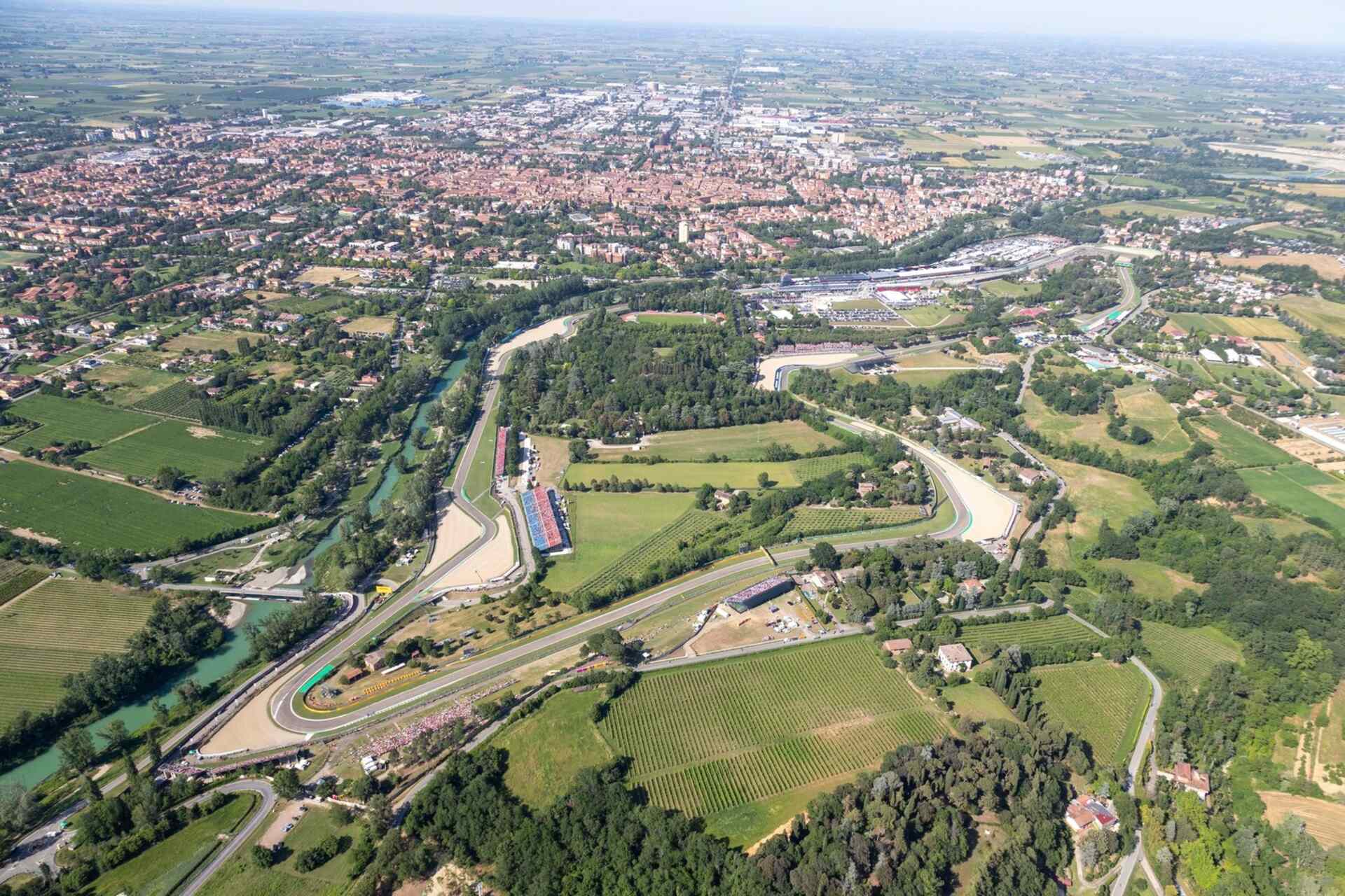 Ogni pilota un albero: l’Autodromo “Enzo e Dino Ferrari” si fonde con il verde che lo circonda, simbolo della trasformazione sostenibile avviata da Imola