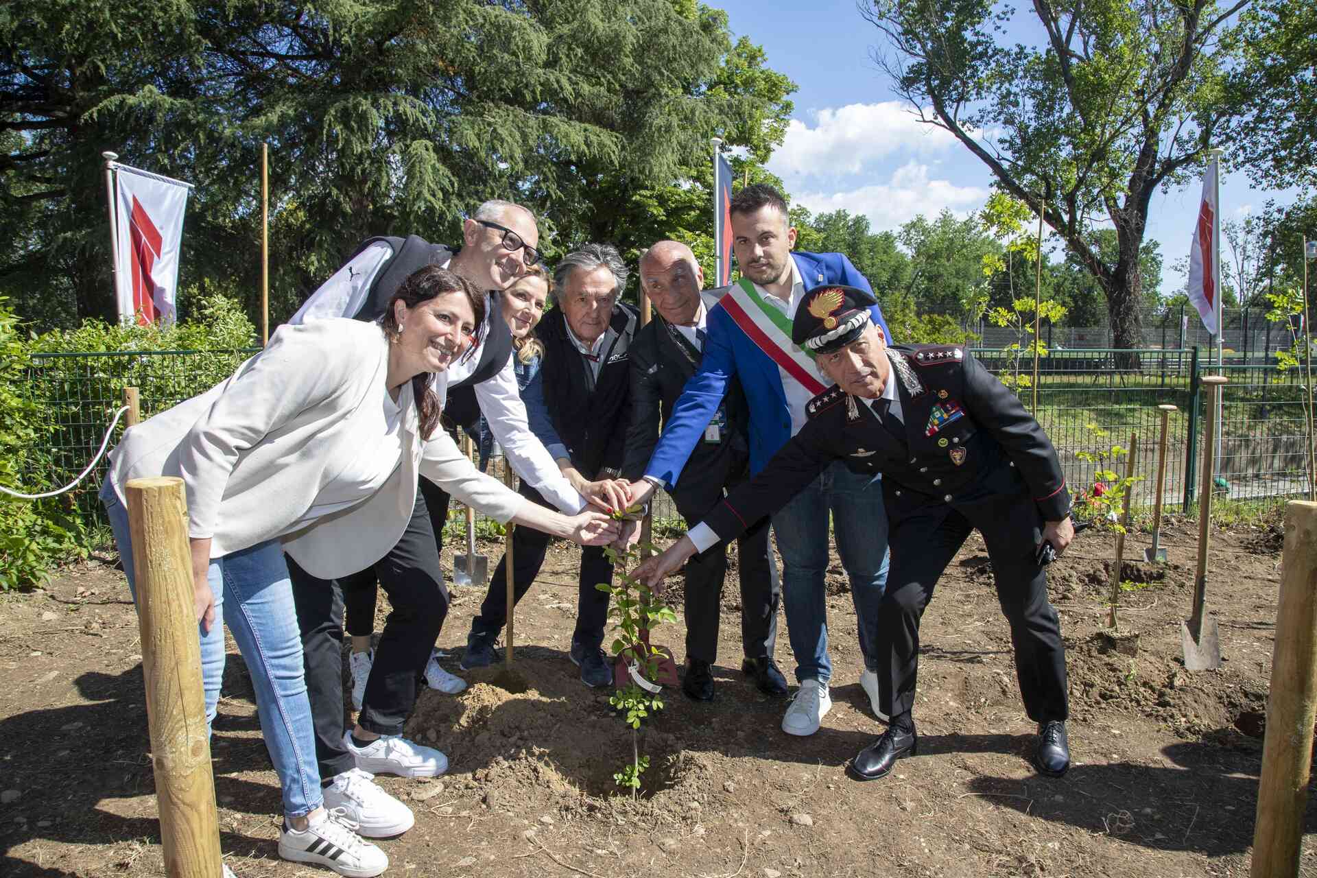 Ogni pilota un albero: Stefano Domenicali, Angelo Sticchi Damiani, Giancarlo Minardi, il colonnello Gaetano Palescandolo e il Sindaco Marco Panieri a Imola nel 2024