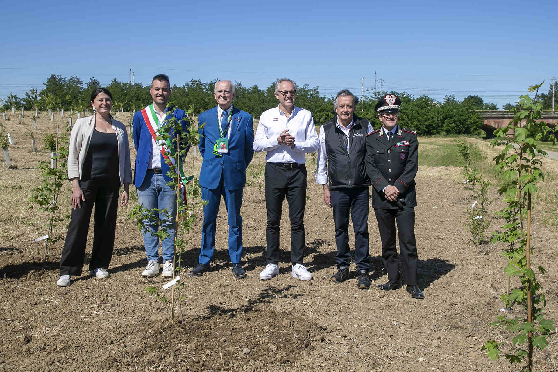 Ogni pilota un albero: da sinistra, Elisa Spada, Marco Panieri, Tullio Del Sette, Stefano Domenicali, Giancarlo Minardi e il Generale Raffaele Pio Manicone a Imola