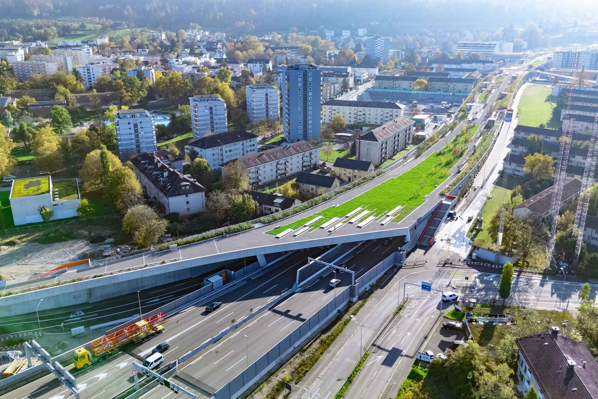 L’Überlandpark nasce per riunire ciò che un’autostrada aveva diviso. Un parco sopraelevato, accessibile e privo di barriere, che riconnette il quartiere di Schwamendingen e apre nuove prospettive di vita urbana sostenibile