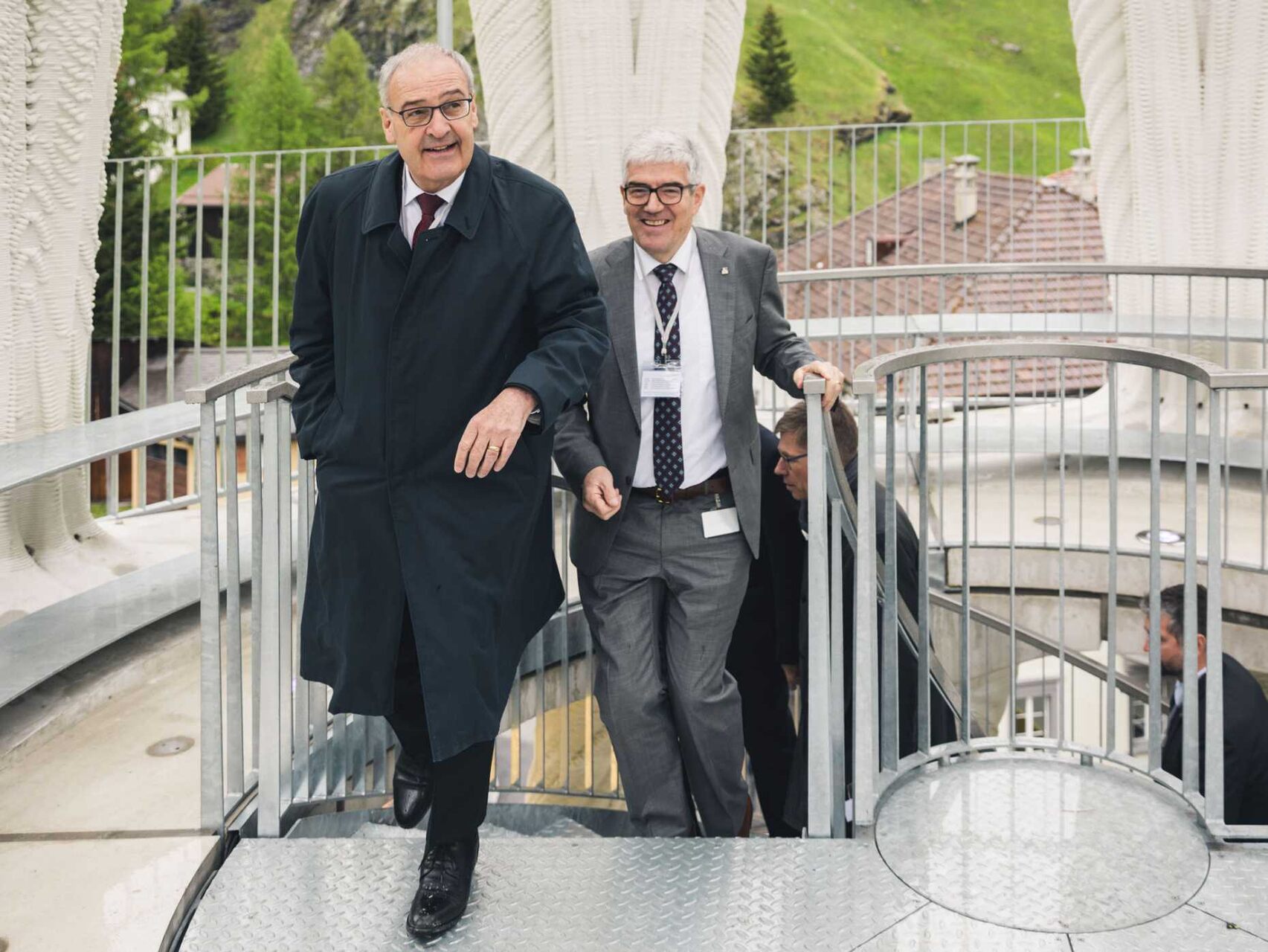 Tor Alva: Guy Parmelin, Consigliere Federale, raggiunge la cima della torre insieme a Jon Domenic Parolini, politico grigionese