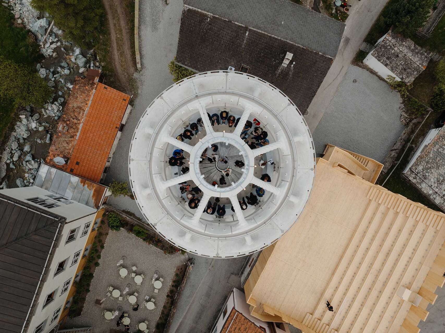 Tor Alva: 32 colonne ornamentali si intrecciano senza cassaforma, in un equilibrio tra leggerezza visiva e solidità strutturale