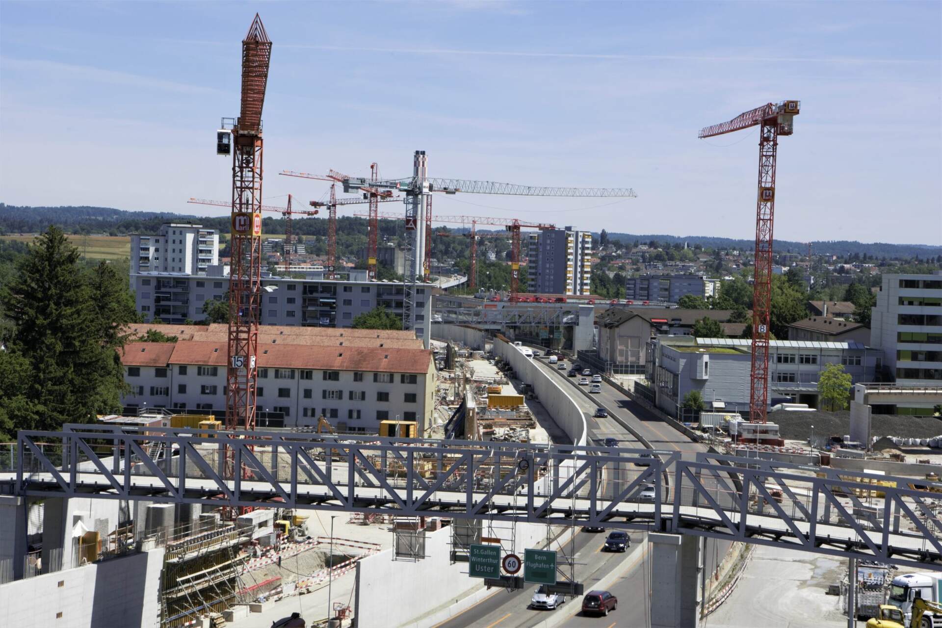 L’Überlandpark nasce per riunire ciò che un’autostrada aveva diviso. Un parco sopraelevato, accessibile e privo di barriere, che riconnette il quartiere di Schwamendingen e apre nuove prospettive di vita urbana sostenibile
