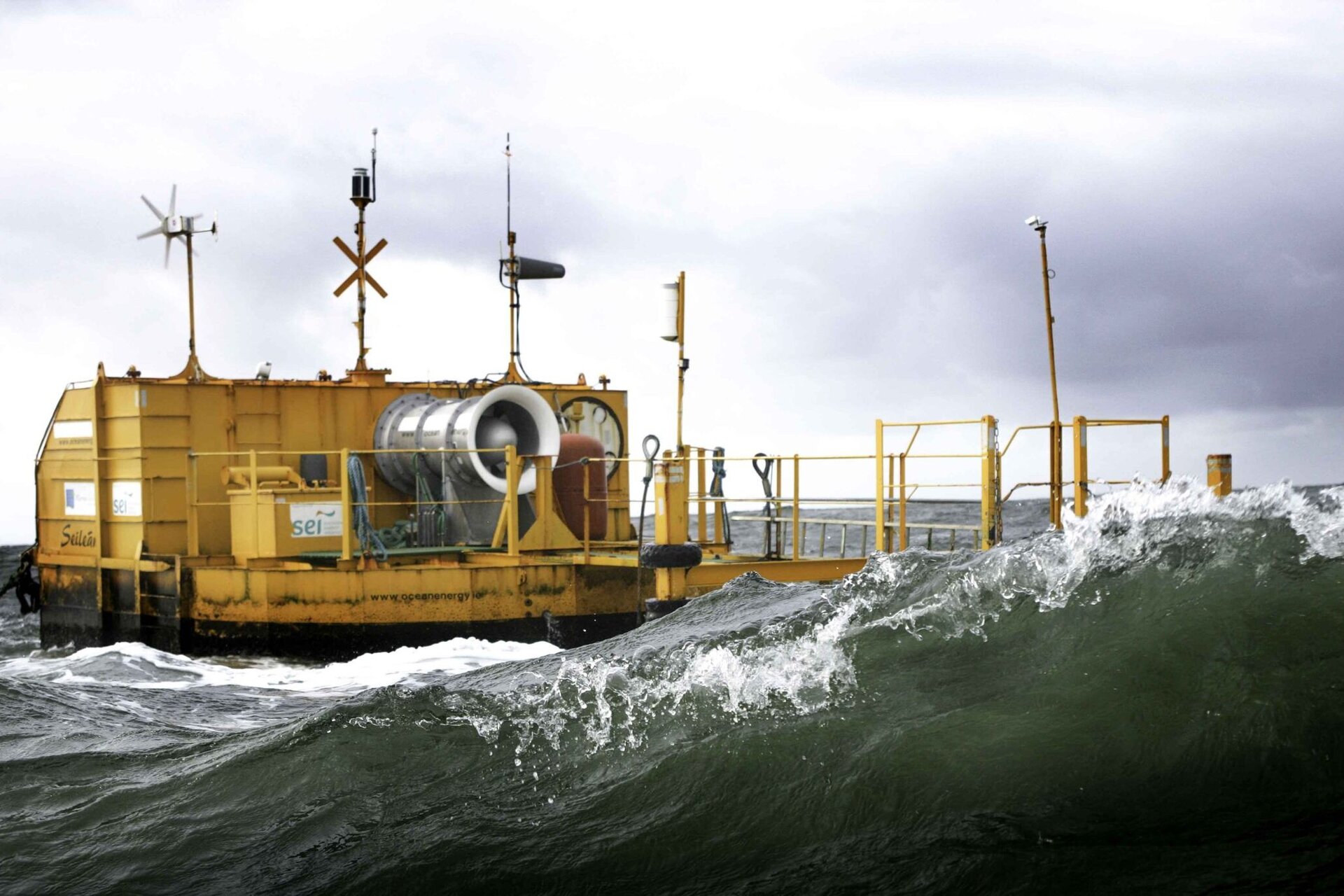 O-35: il dispositivo dell’irlandese Ocean Energy trasforma il moto ondoso in elettricità rinnovabile vicino l’isola USA di Oahu