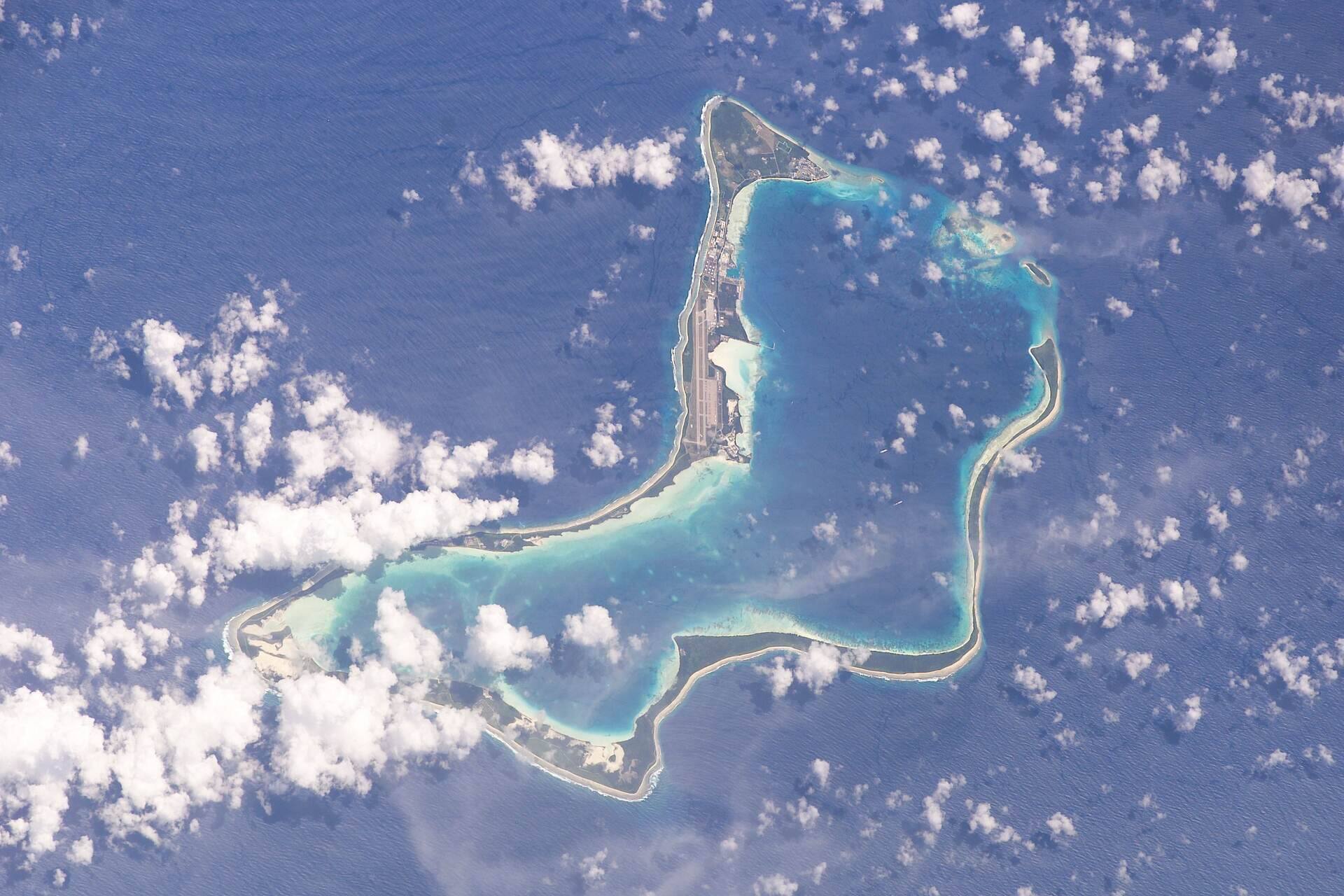 Dominio .io: Diego Garcia, la maggiore isola dell’arcipelago delle Chagos, è visibile in questa immagine satellitare