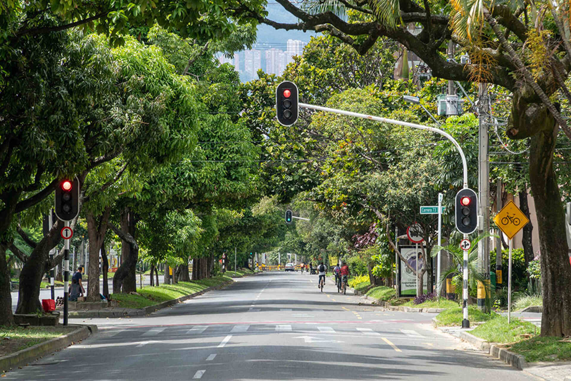Medellín: pavimentazione drenante, aiuole verdi e nuove alberature